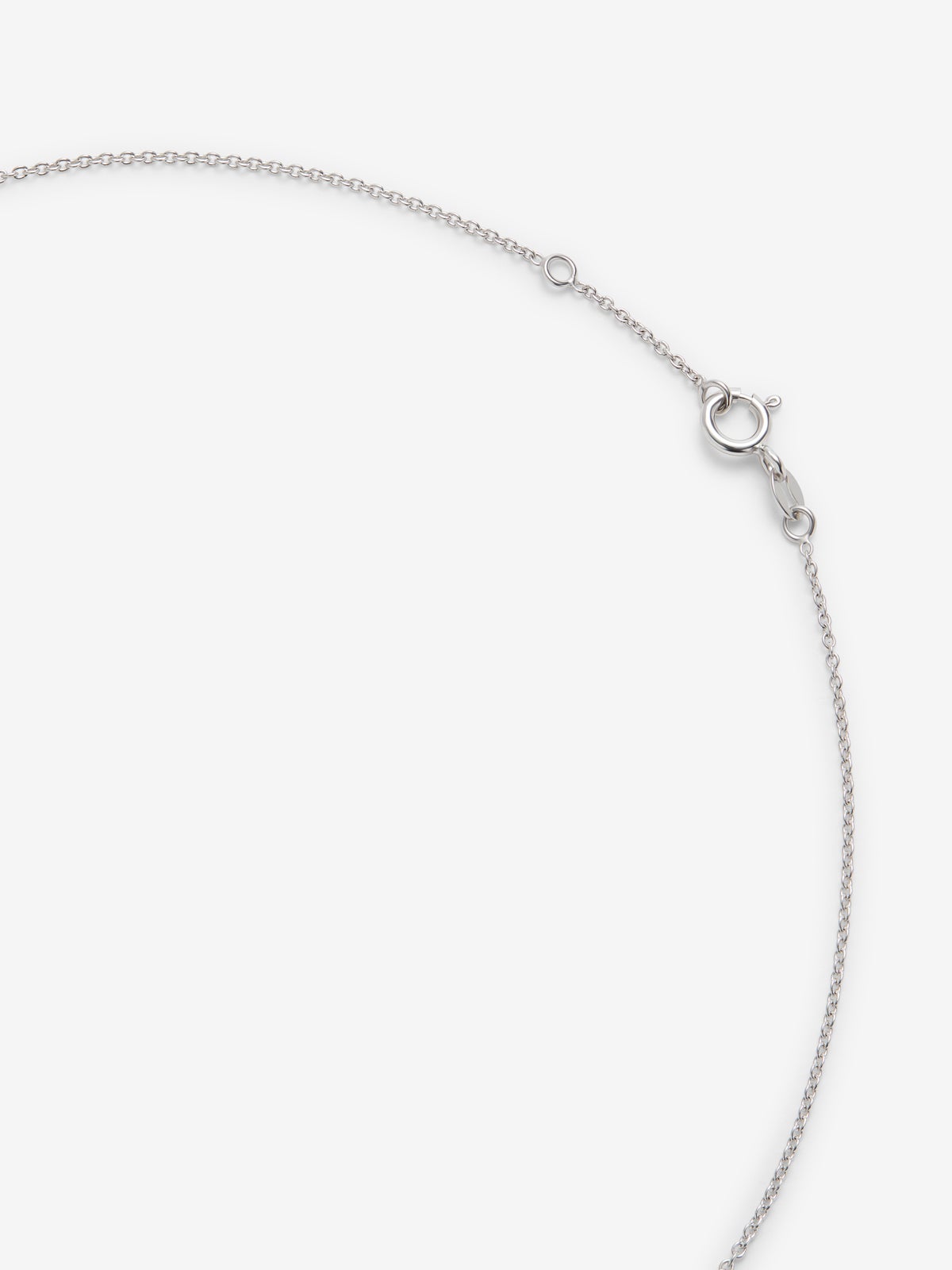 Colgante cadena flor de oro blanco de 18K con diamante central en talla brillante de 0,12 cts y 6 diamantes en talla pera con un total de 0,92 cts