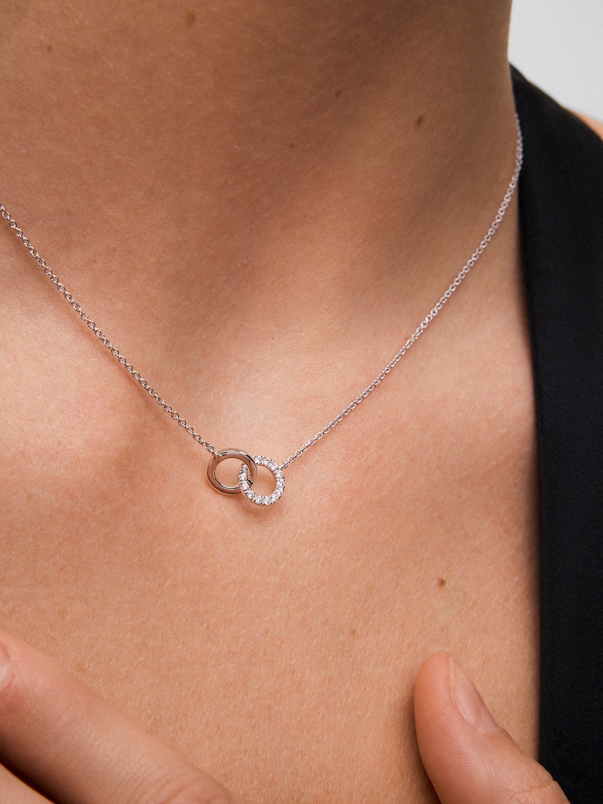 Colgante cadena círculos de oro blanco de 18K y diamantes