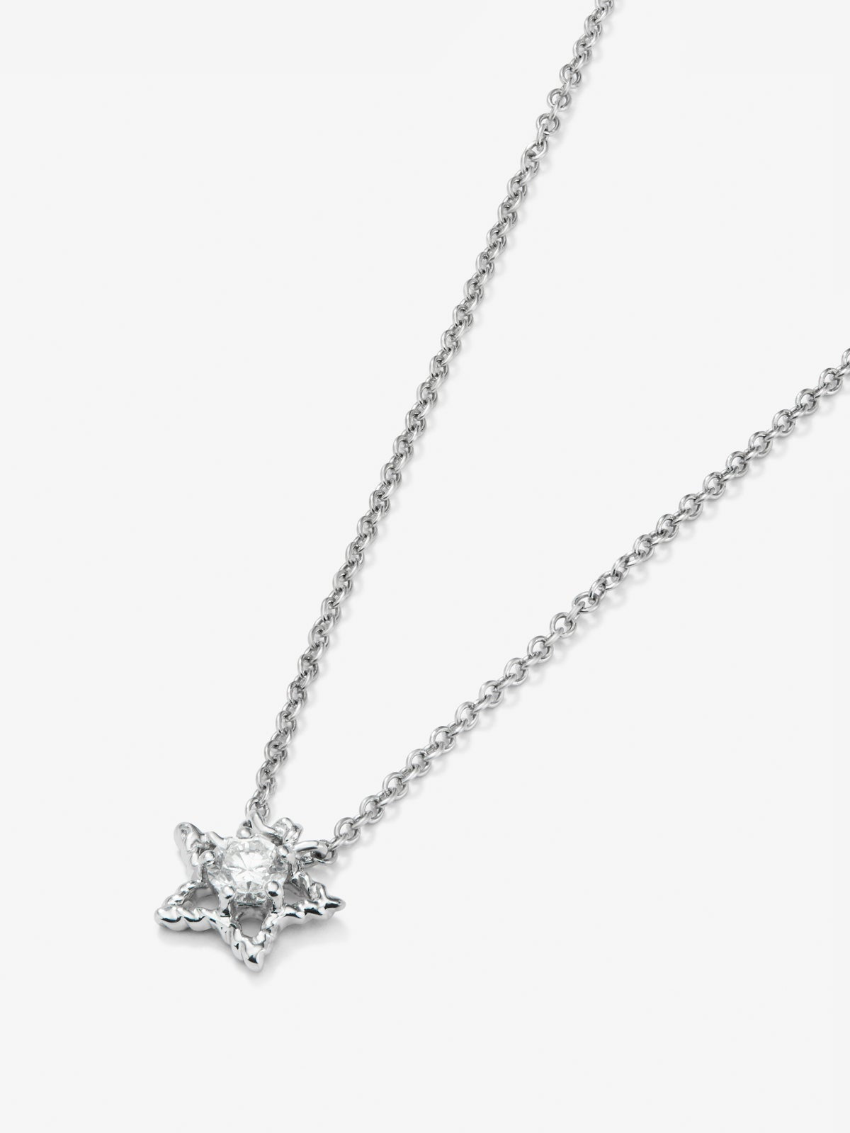 Colgante de oro blanco de 18K con diamante blanco en talla brillante de 0,1 cts y forma de estrella