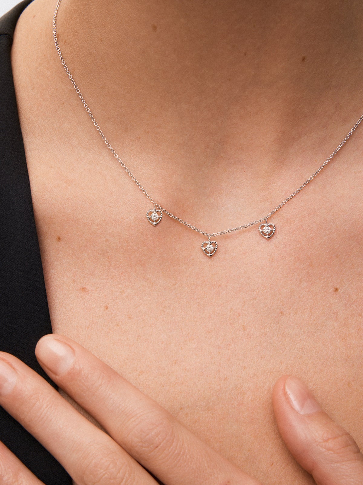 Colgante de oro blanco de 18K con diamantes en talla brillante con un total de 0,2 cts