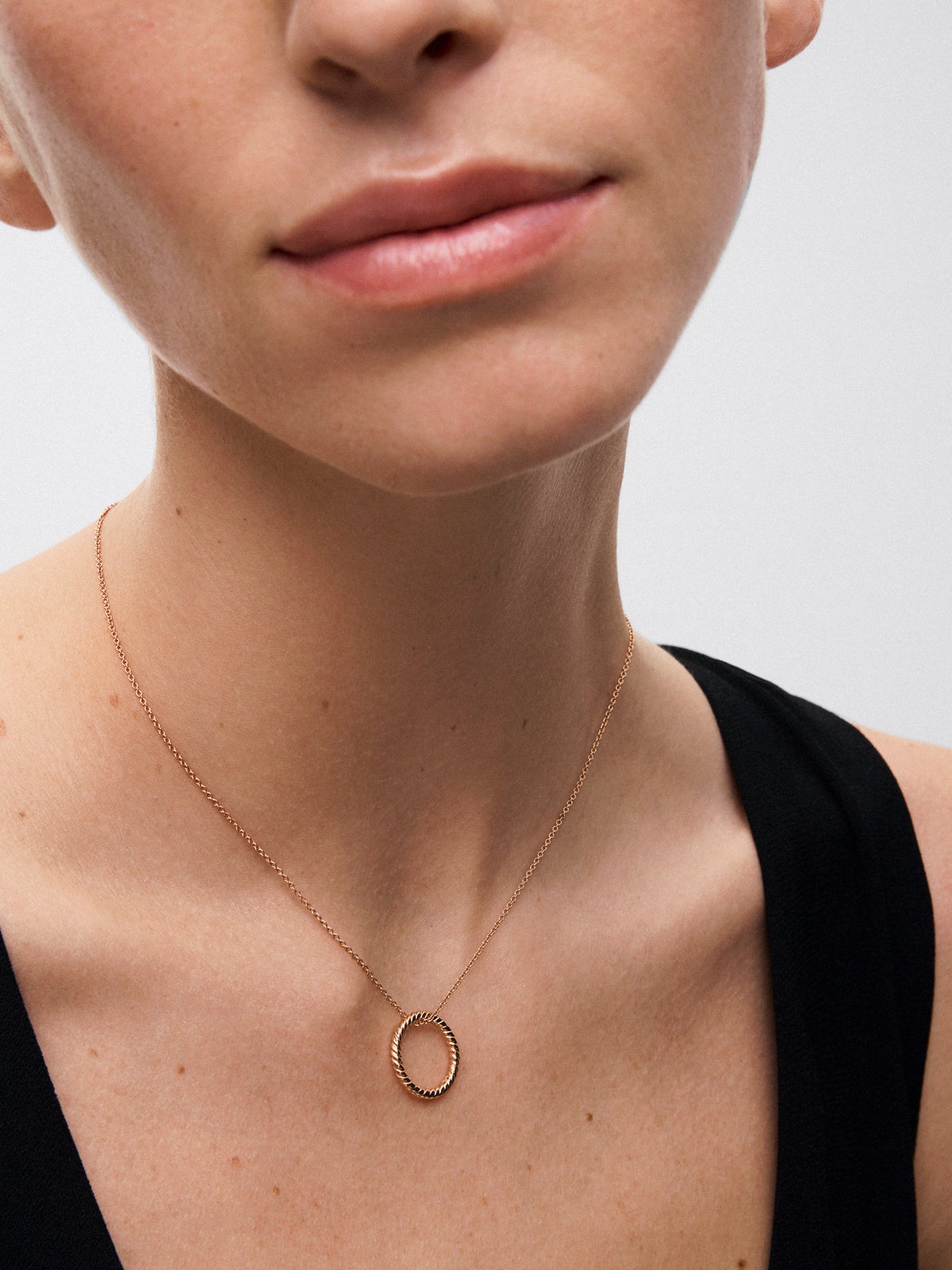 Colgante círculo gallonado de oro rosa de 18kt