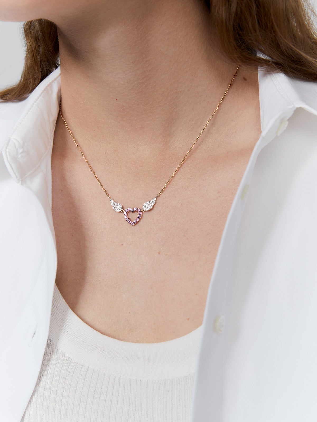 Colgante de oro blanco y rosa de 18K con zafiros rosas en talla brillante de 0,49 cts y diamantes blancos en talla brillante de 0,16 cts con forma de corazón