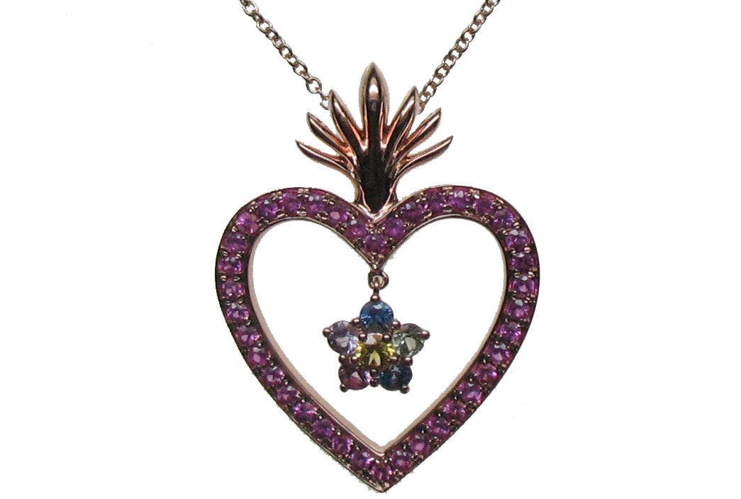 Colgante de corazón de oro rosa de 18K con 44 zafiros multicolor en talla brillante con un total de 2,98 cts