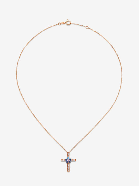Colgante cadena cruz de oro rosa de 18K con 15 diamantes en talla brillante con un total de 0,27 cts, 5 zafiros azules en talla brillante con un total de 0,36 cts y zafiro rosa en talla brillante de 0,11 cts