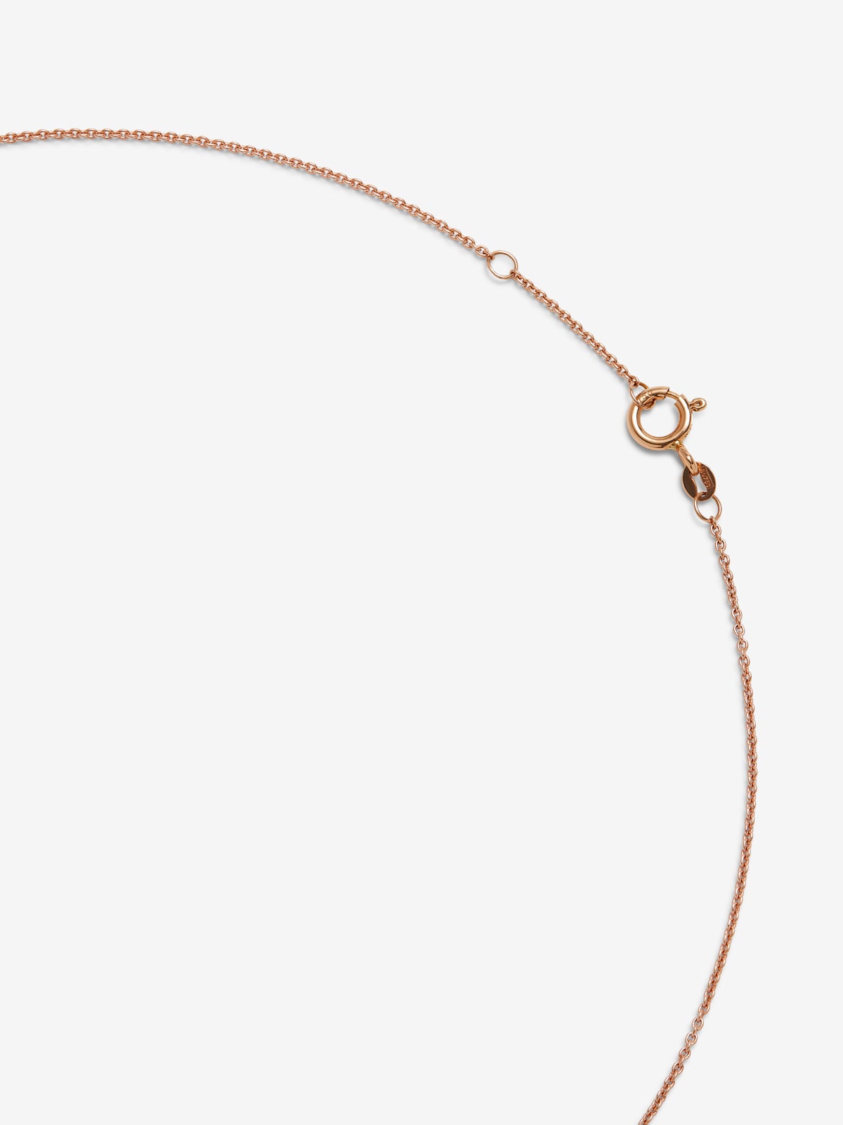 Colgante cadena cruz de oro rosa de 18K con 15 diamantes en talla brillante con un total de 0,27 cts, 5 zafiros azules en talla brillante con un total de 0,36 cts y zafiro rosa en talla brillante de 0,11 cts