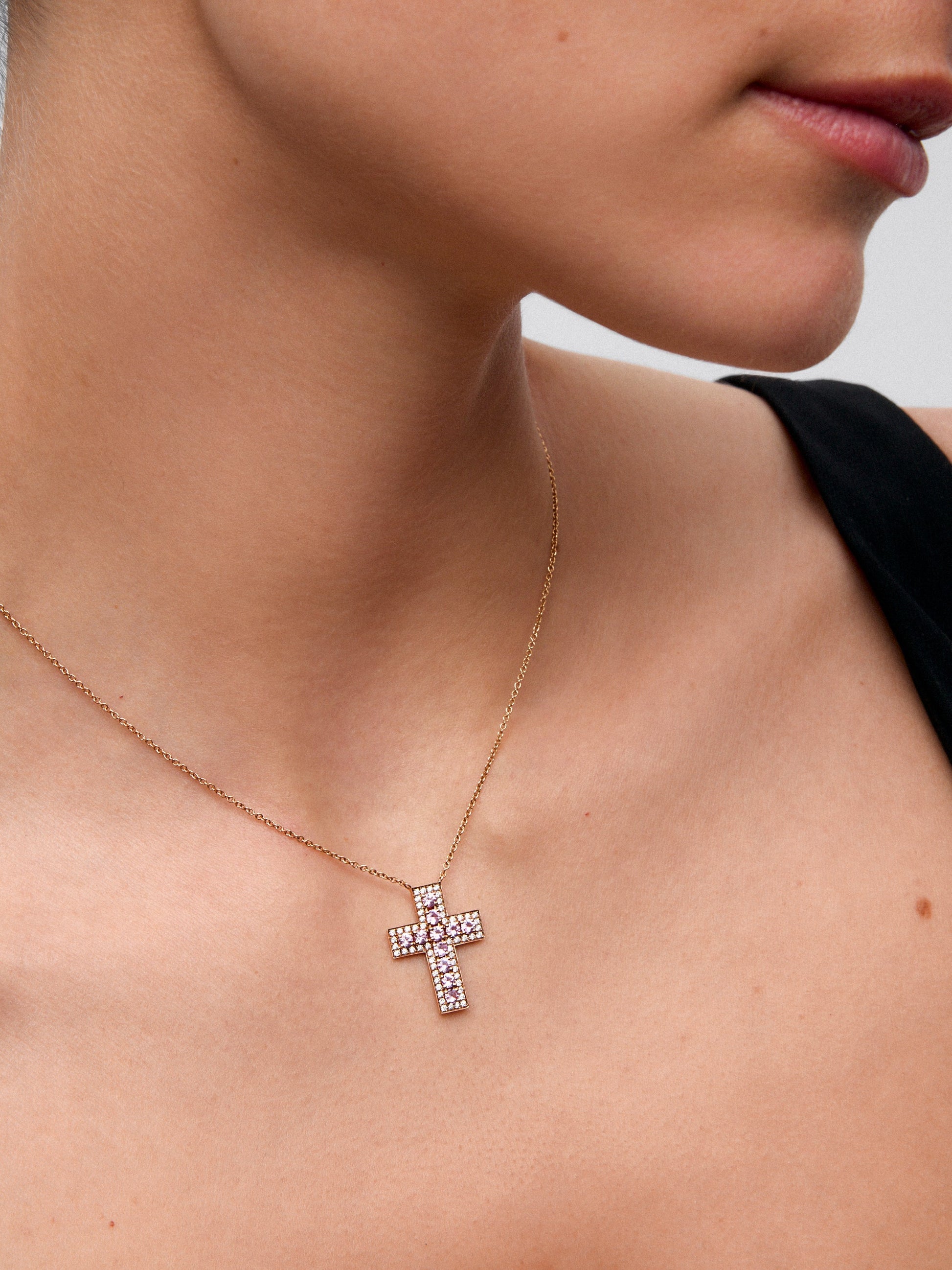Colgante de cruz de oro rosa de 18K con diamantes en talla brillante de 0,37 cts y zafiros rosas en talla brillante de 1,06 cts