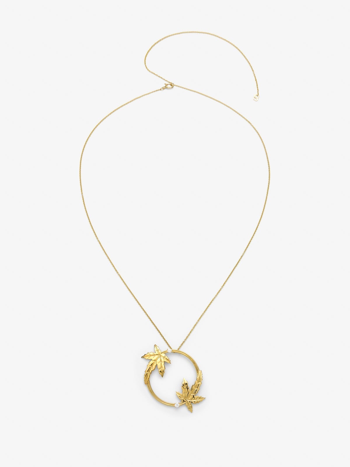 Colgante de oro amarillo de 18K con dos diamantes en talla brillante con un total de 0,33 cts y forma de hojas de arce