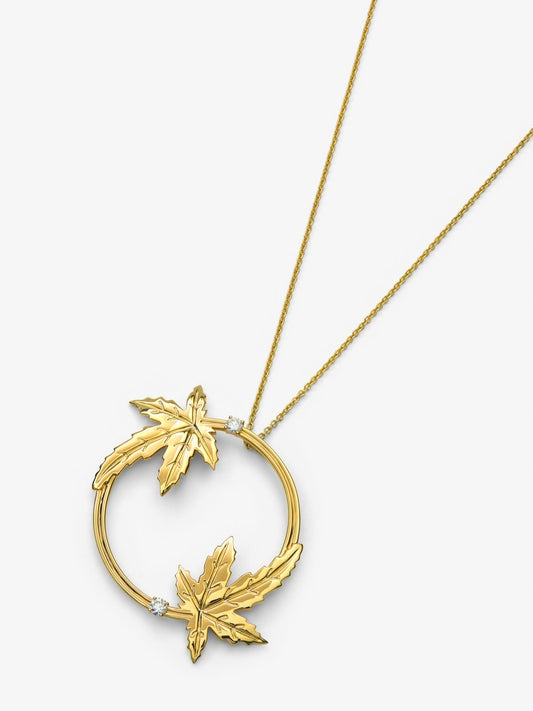 Colgante de oro amarillo de 18K con dos diamantes en talla brillante con un total de 0,33 cts y forma de hojas de arce