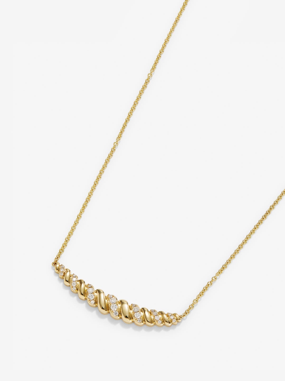 Colgante de oro amarillo de 18K con 24 diamantes en talla brillante con un total de 0,2 cts