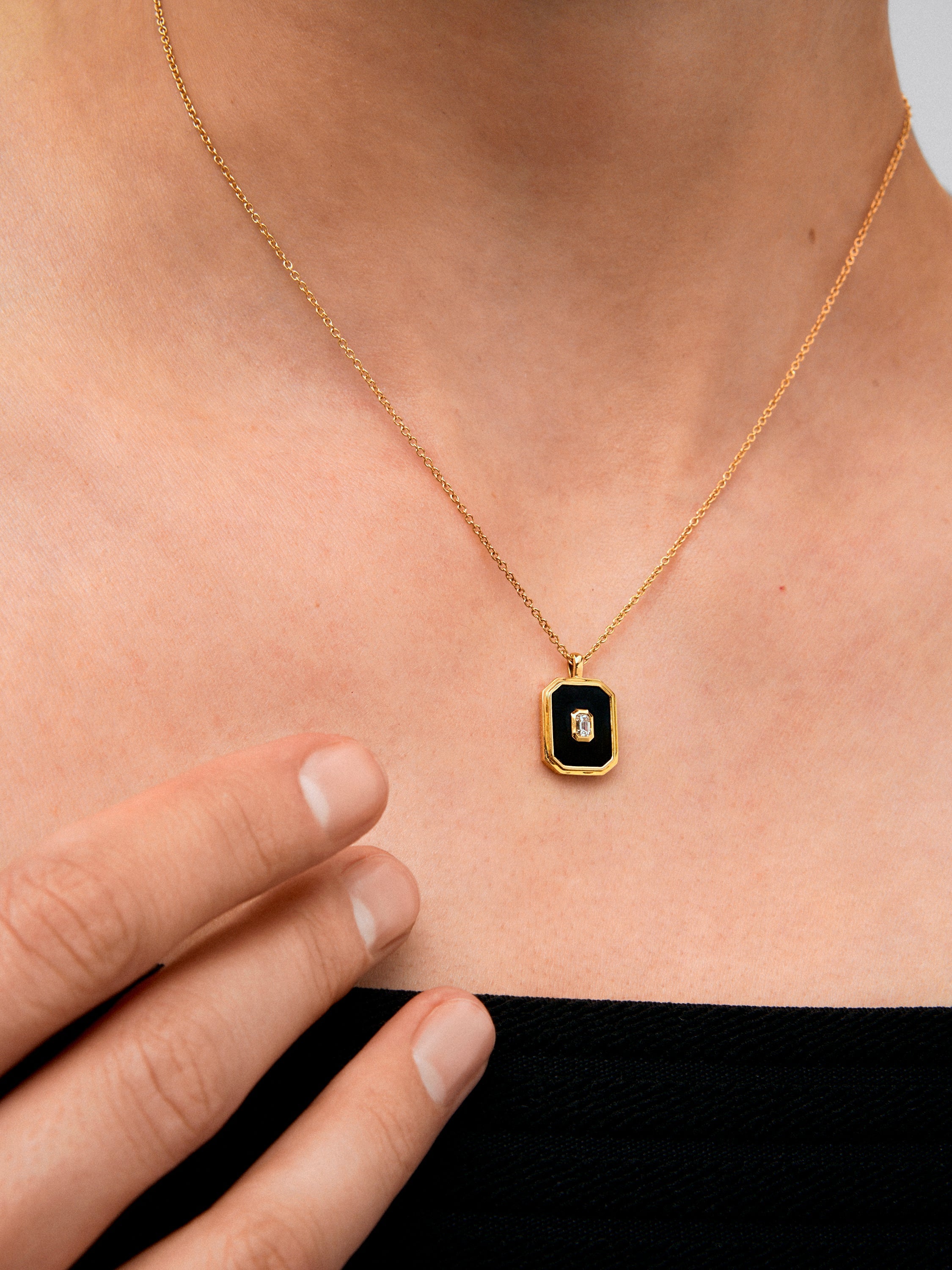 Colgante de oro amarillo de 18K con ónix negro de 1,45 cts y diamante blanco en talla esmeralda de 0,1 cts