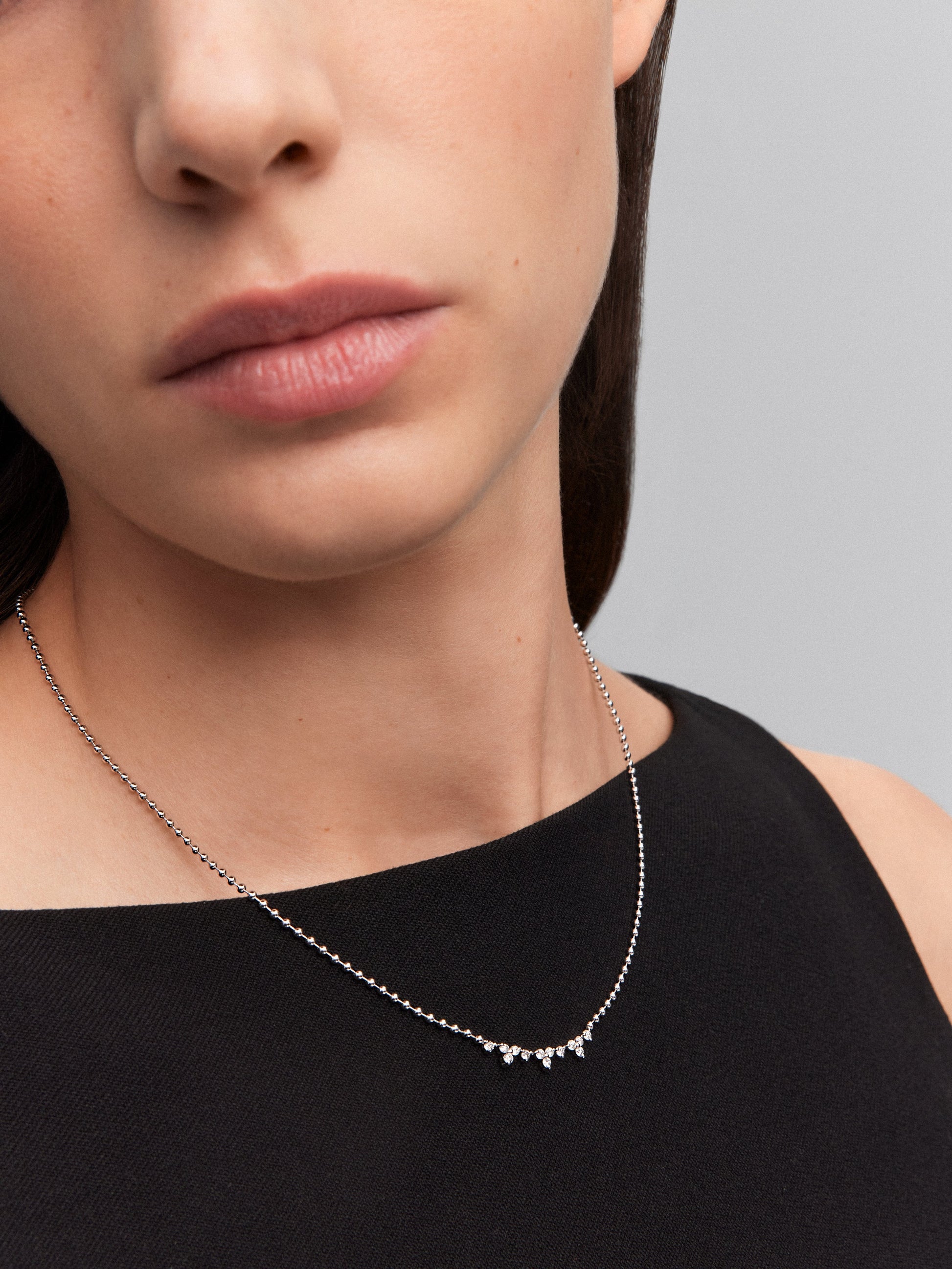 Collar de oro blanco de 18K con diamantes blancos en talla brillante de 0,38 cts