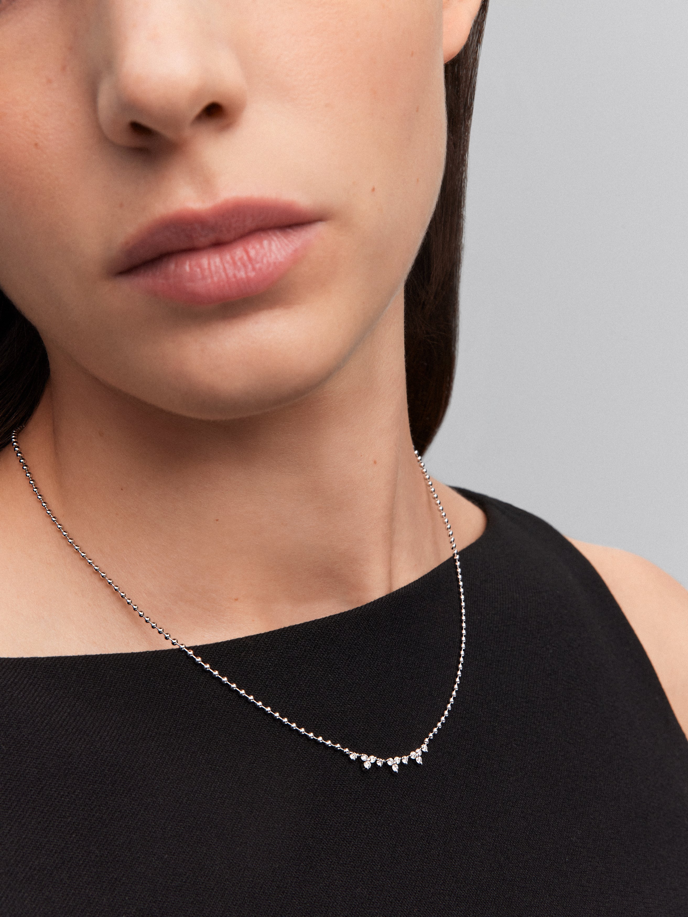 Collar de oro blanco de 18K con diamantes blancos en talla brillante de 0,38 cts