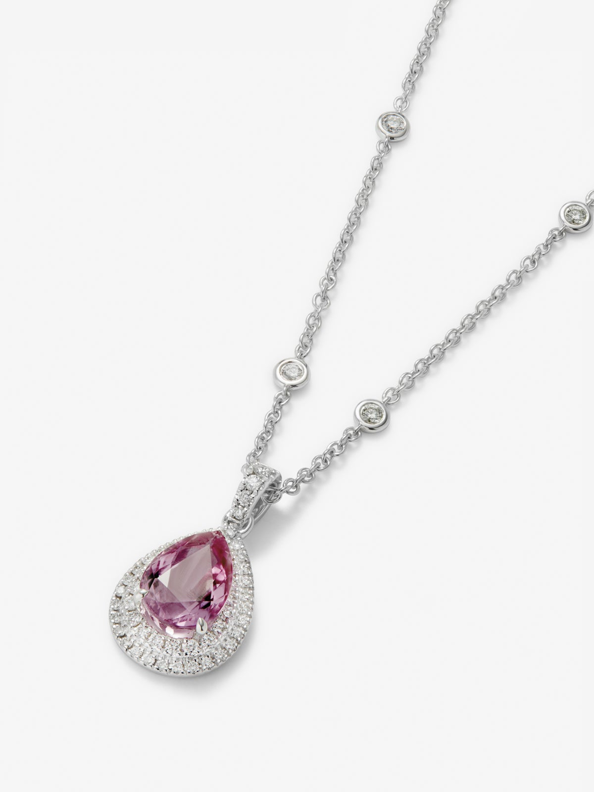 Colgante de oro blanco de 18K con un zafiro rosa cornflower en talla pera