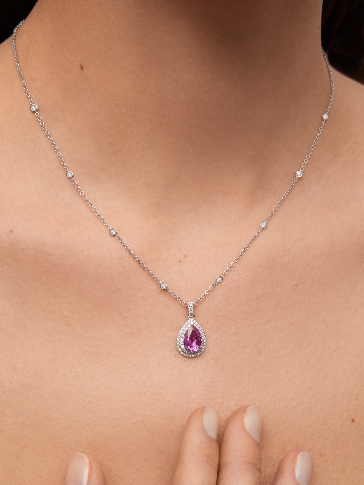 Colgante de oro blanco de 18K con un zafiro rosa cornflower en talla pera