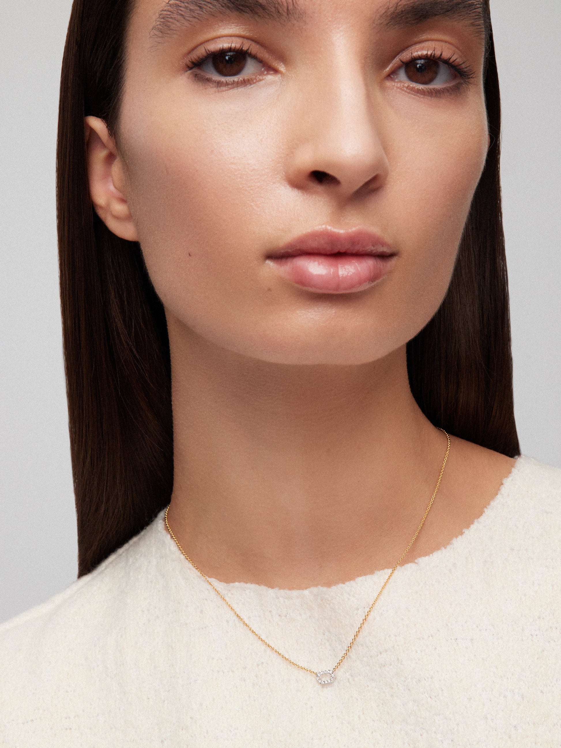 Colgante de oro blancoy amarillo de 18K con diamantes blancos en talla brillante de 0,06 cts
