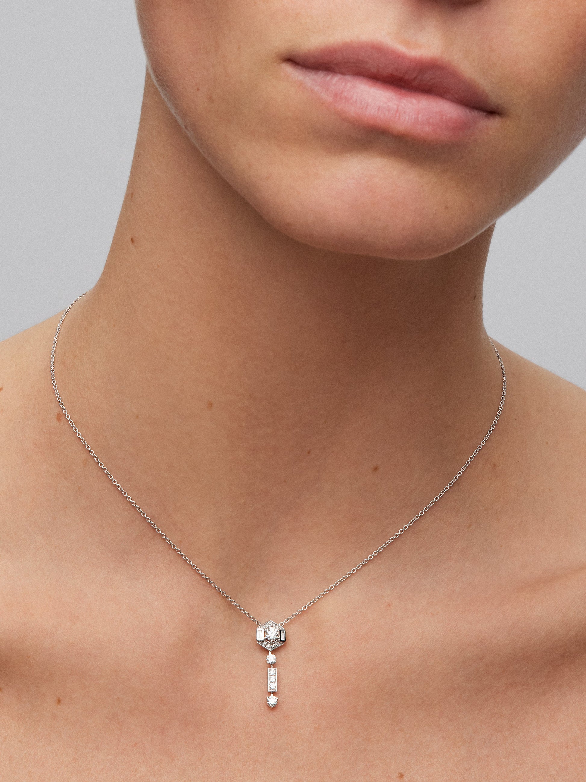 Colgante de oro blanco de 18K con diamantes en talla brillante y baguette de 0,5 cts