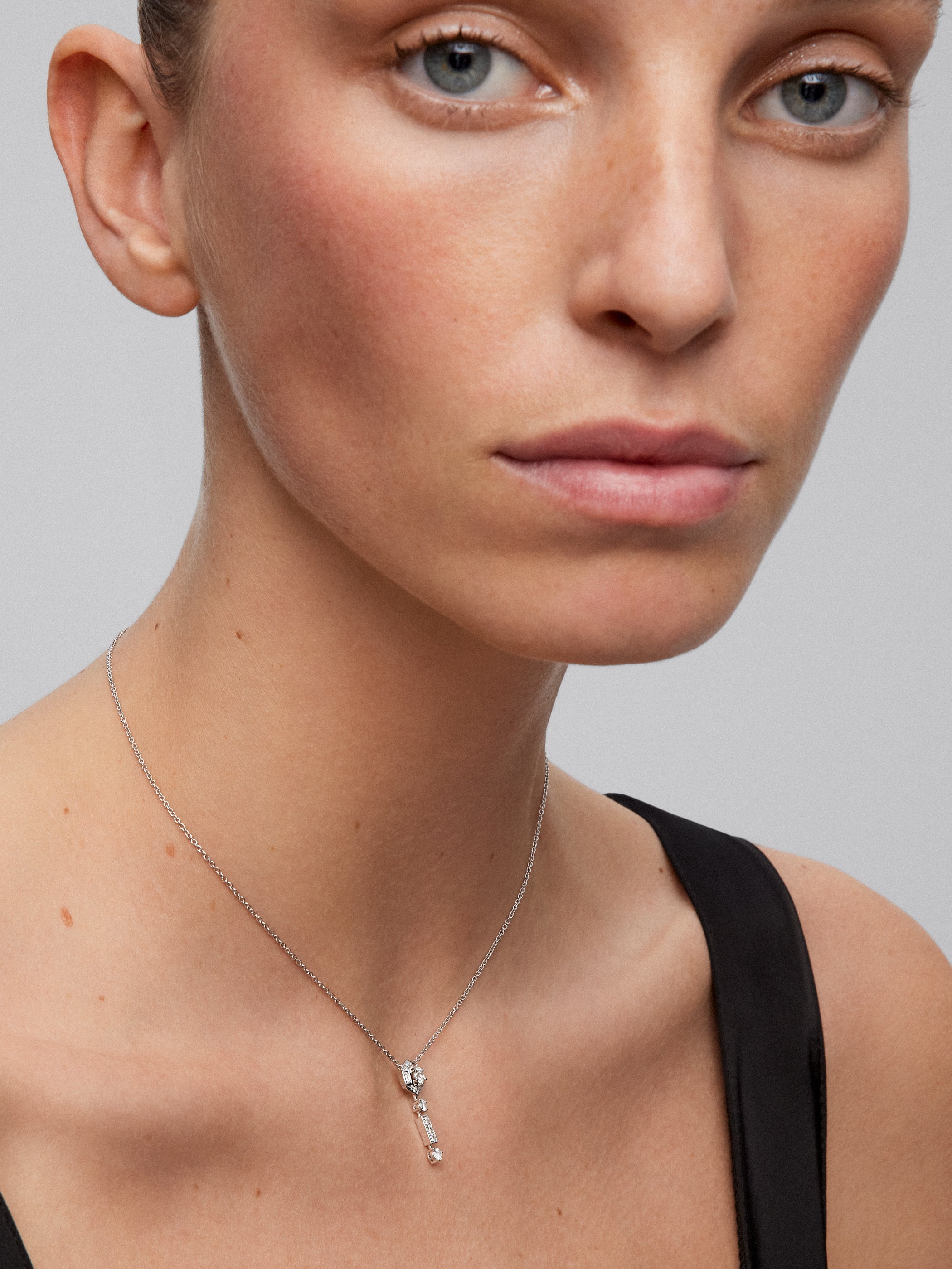 Colgante de oro blanco de 18K con diamantes en talla brillante y baguette de 0,5 cts