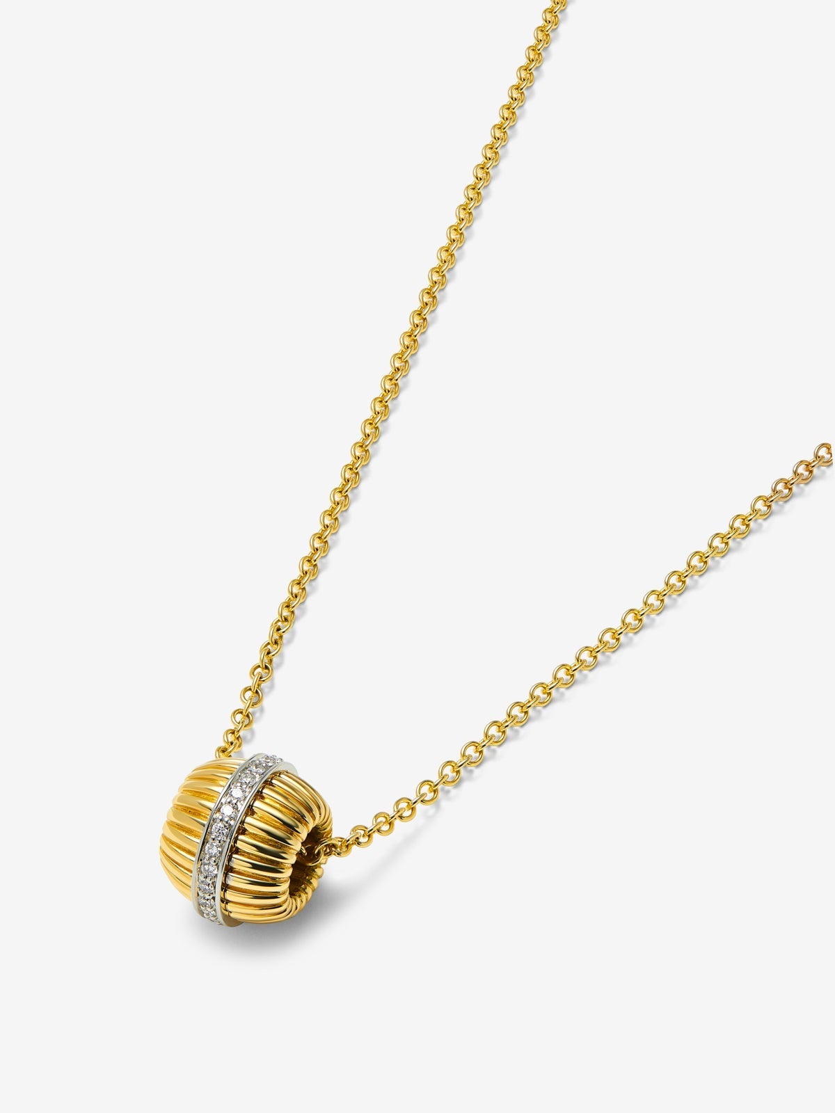 Colgante gallonado de oro blanco y amarillo de 18K con pavé de diamantes en talla brillante con un total de 0,19 cts