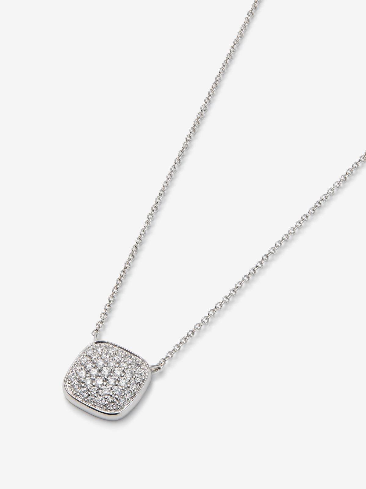 Colgante de oro blanco de 18K con motivo central geométrico con pavé de diamantes en talla brillante
