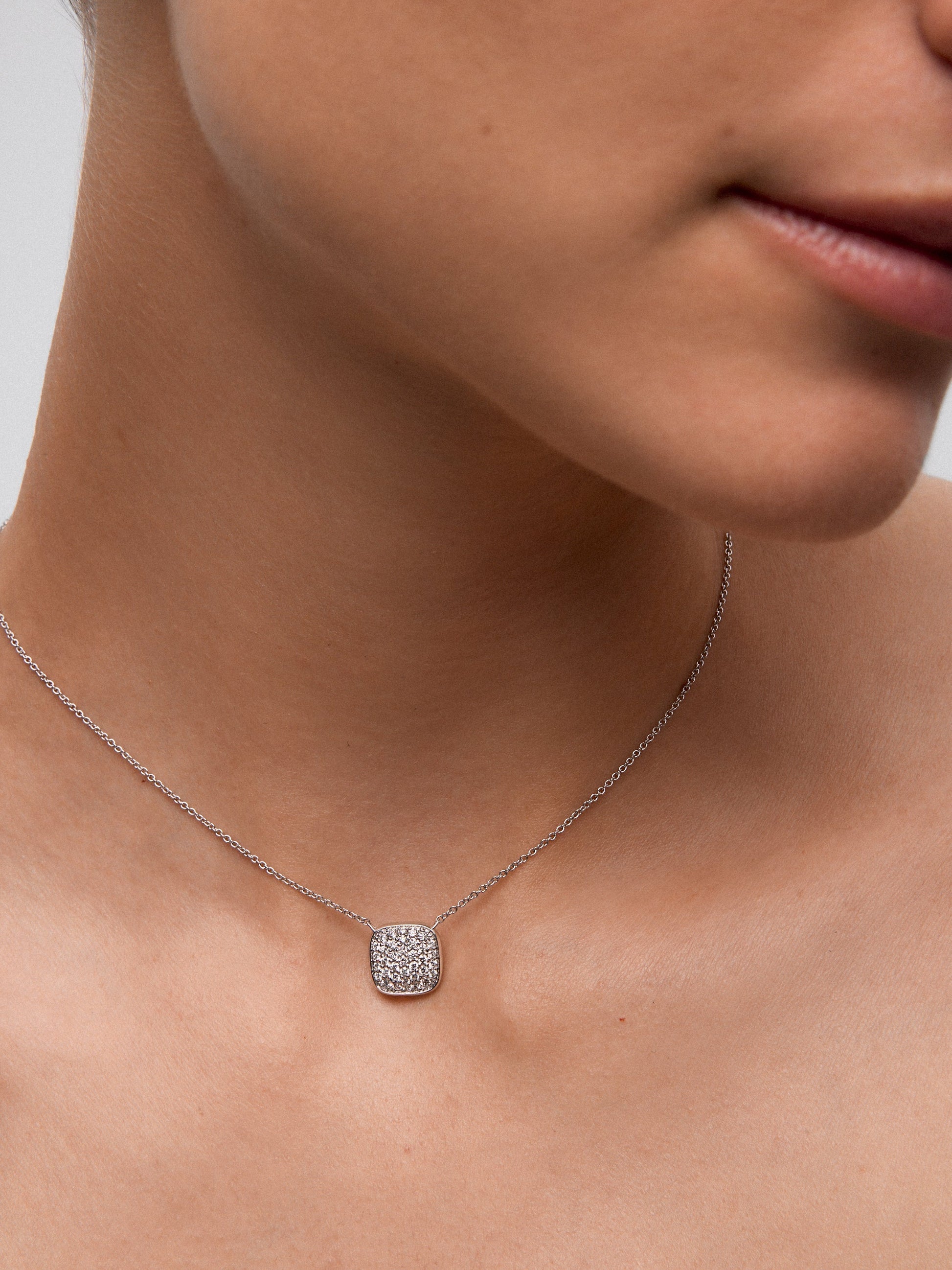 Colgante de oro blanco de 18K con motivo central geométrico con pavé de diamantes en talla brillante