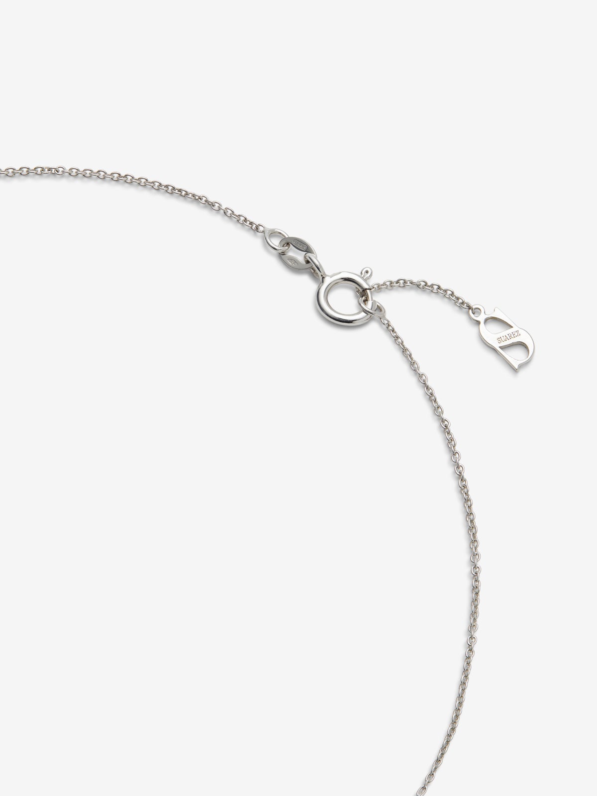 Colgante de oro blanco de 18K con motivo central geométrico con pavé de diamantes en talla brillante