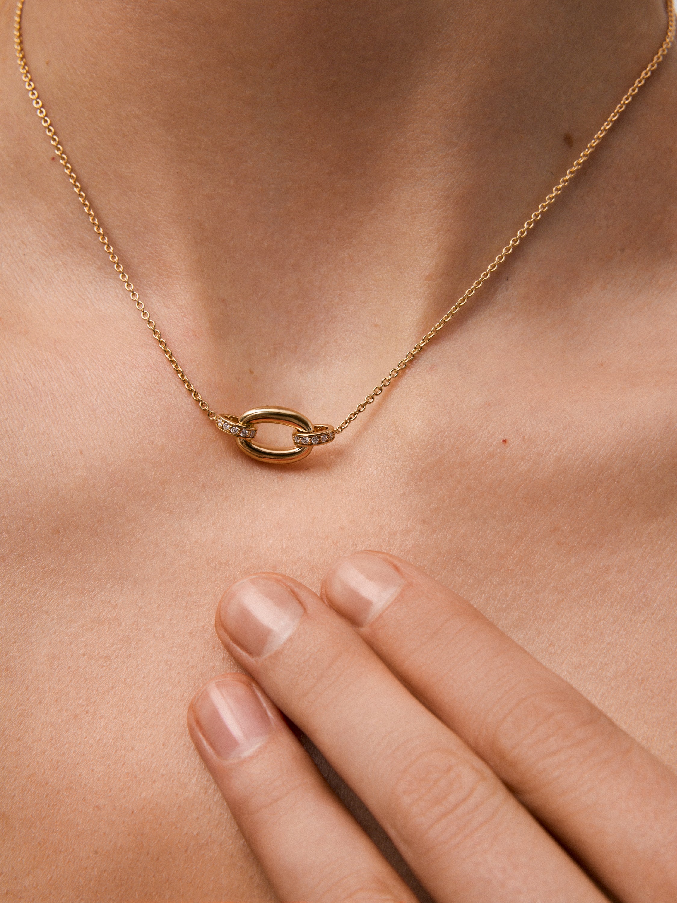 Colgante mini eslabón de oro amarillo de 18K con pavé de diamantes