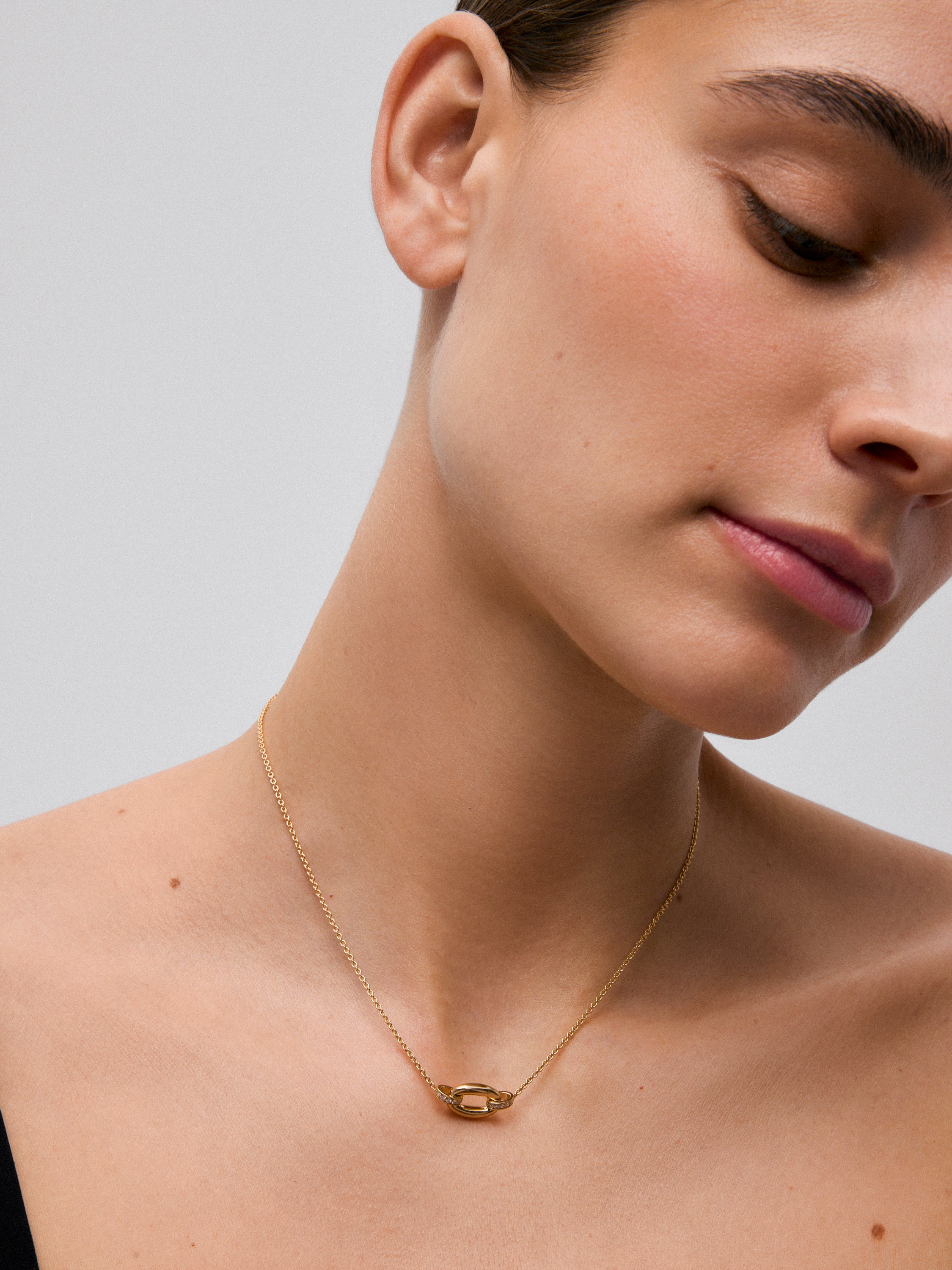 Colgante mini eslabón de oro amarillo de 18K con pavé de diamantes