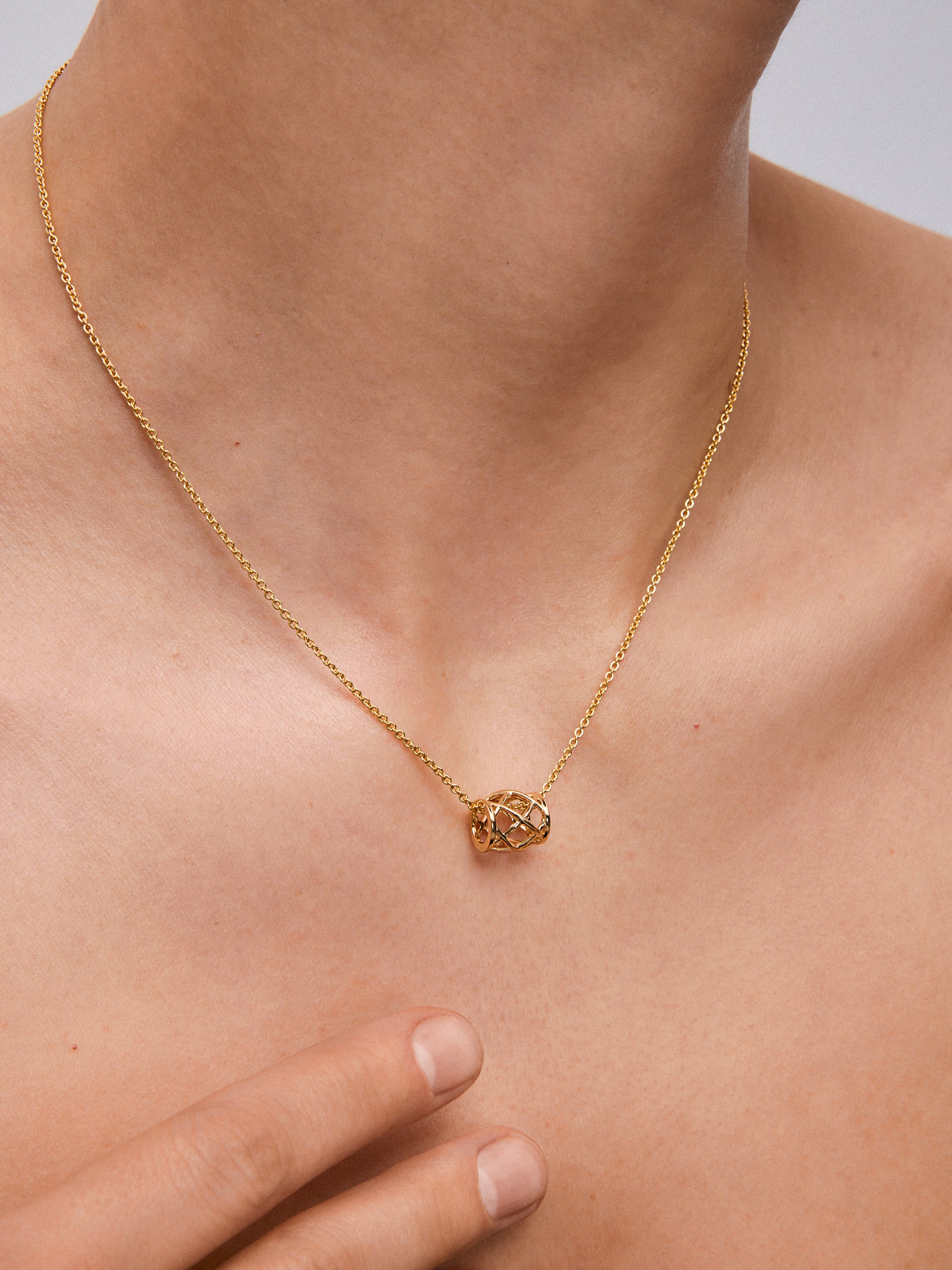 Colgante de oro amarillo de 18K con diamante en talla brillante de 0,02 cts