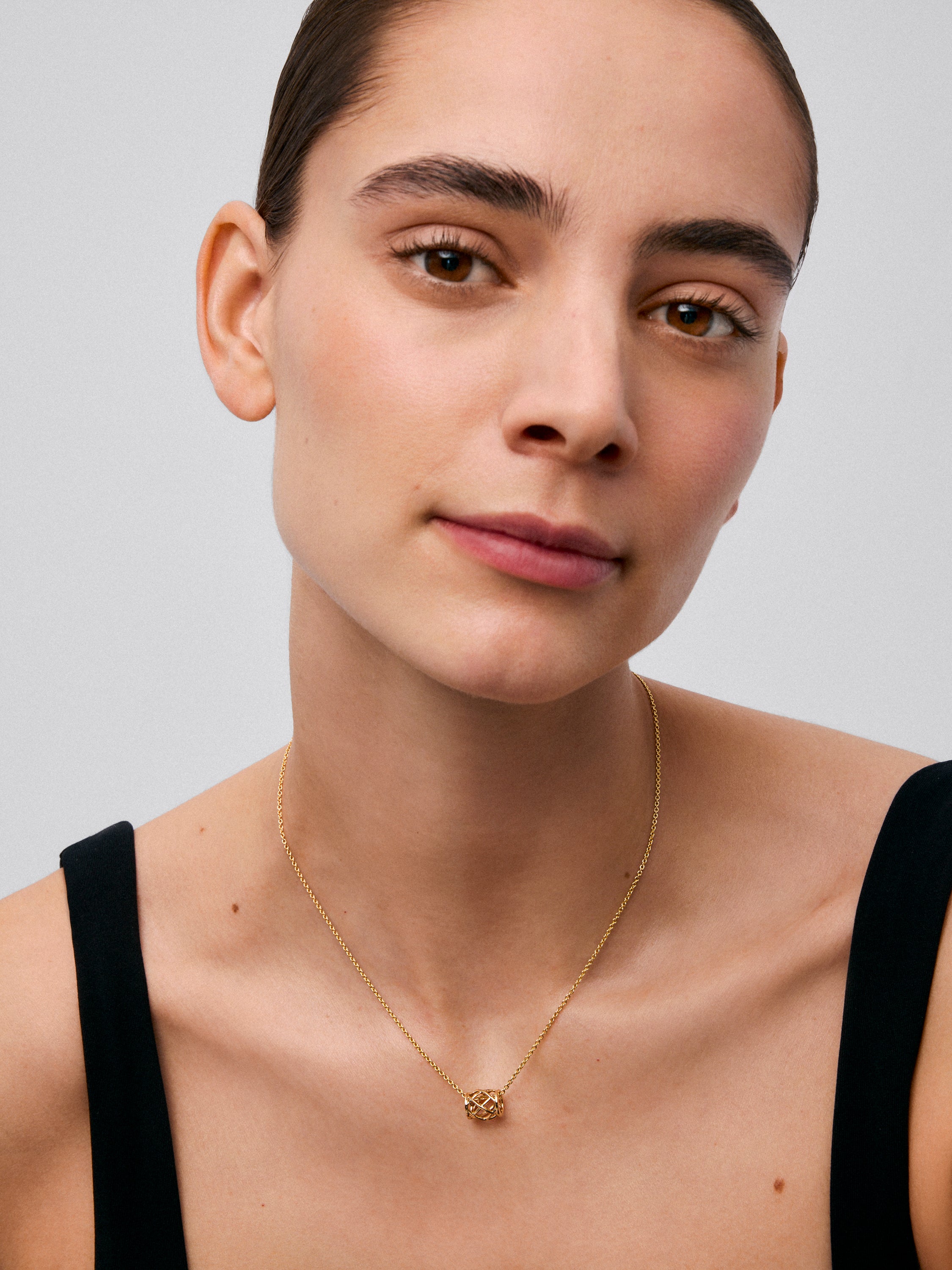 Colgante de oro amarillo de 18K con diamante en talla brillante de 0,02 cts