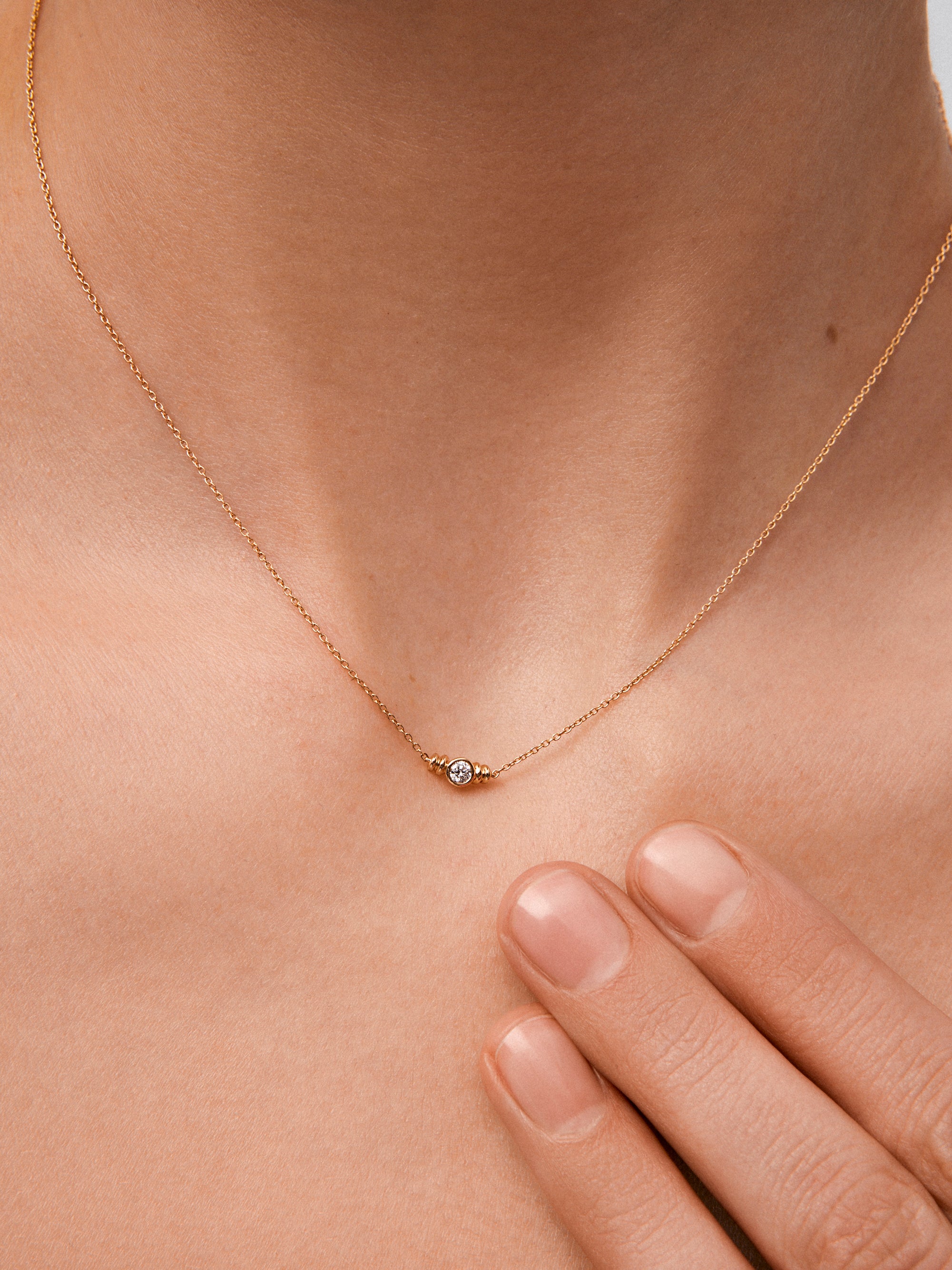 Colgante de oro amarillo de 18K con diamante en talla brillante de 0,07 cts