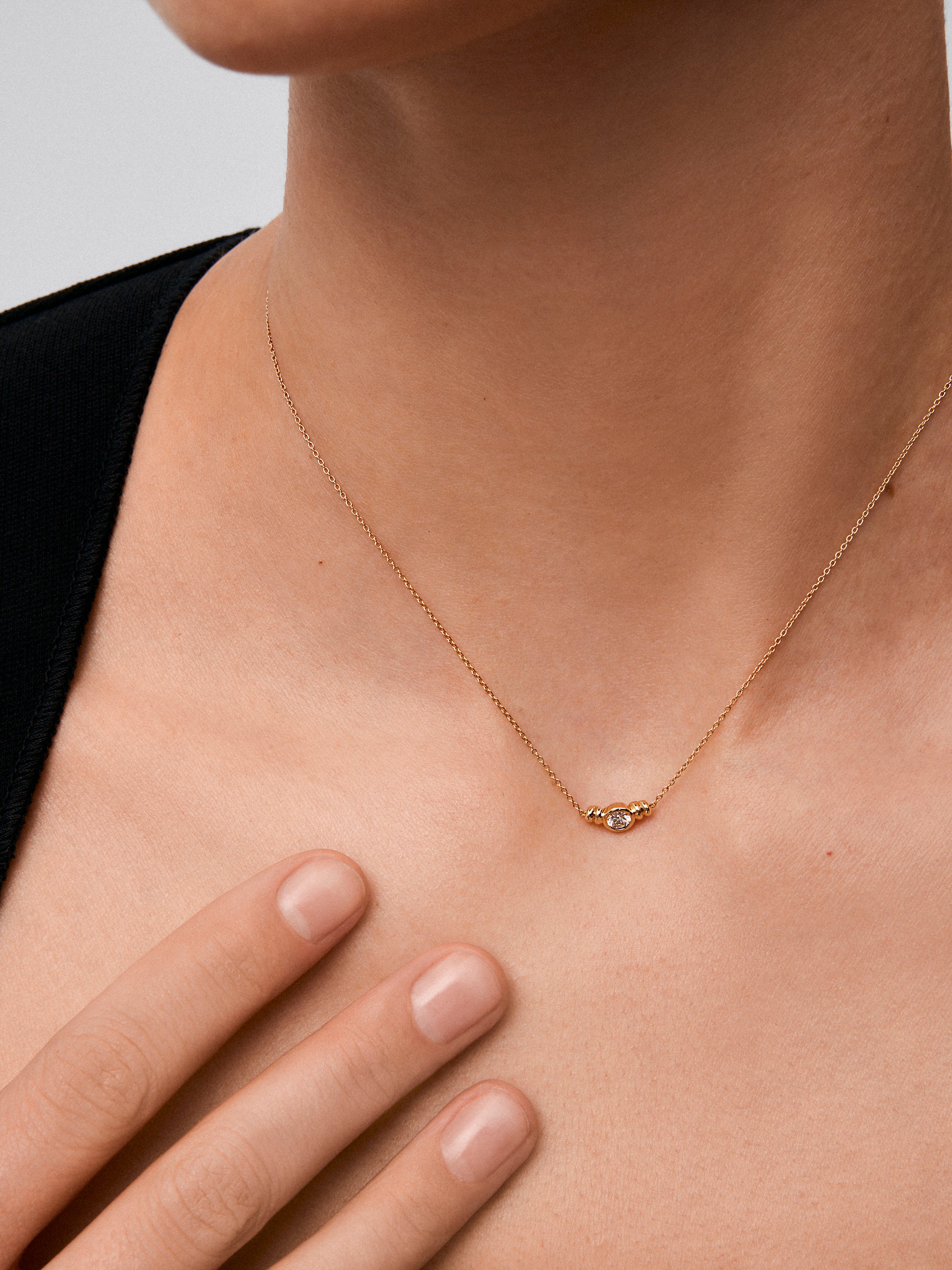Colgante de oro amarillo de 18K con diamante en talla brillante de 0,17 cts