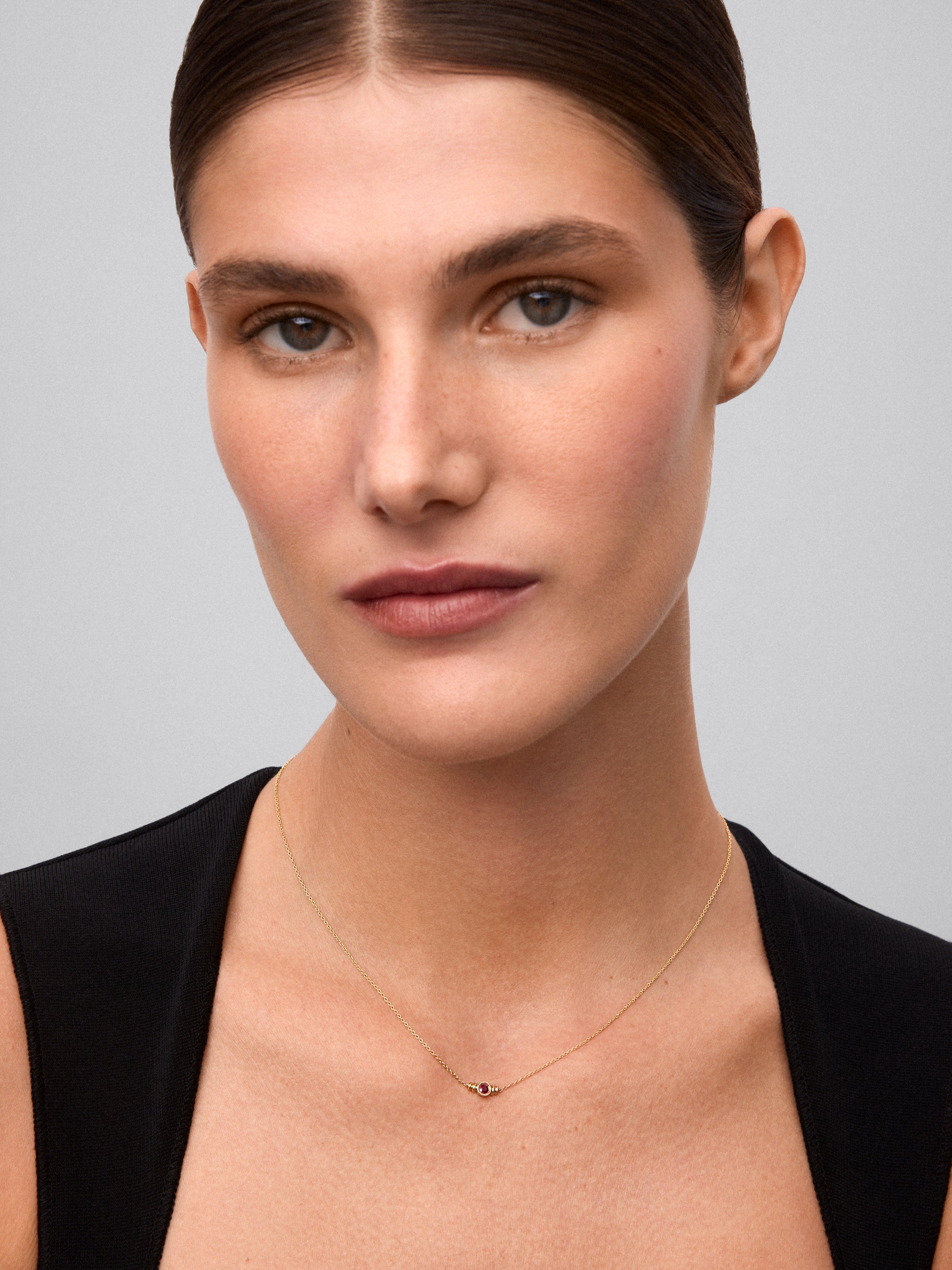 Colgante de oro amarillo de 18K con rubí rojo en talla brillante de 0,1 cts