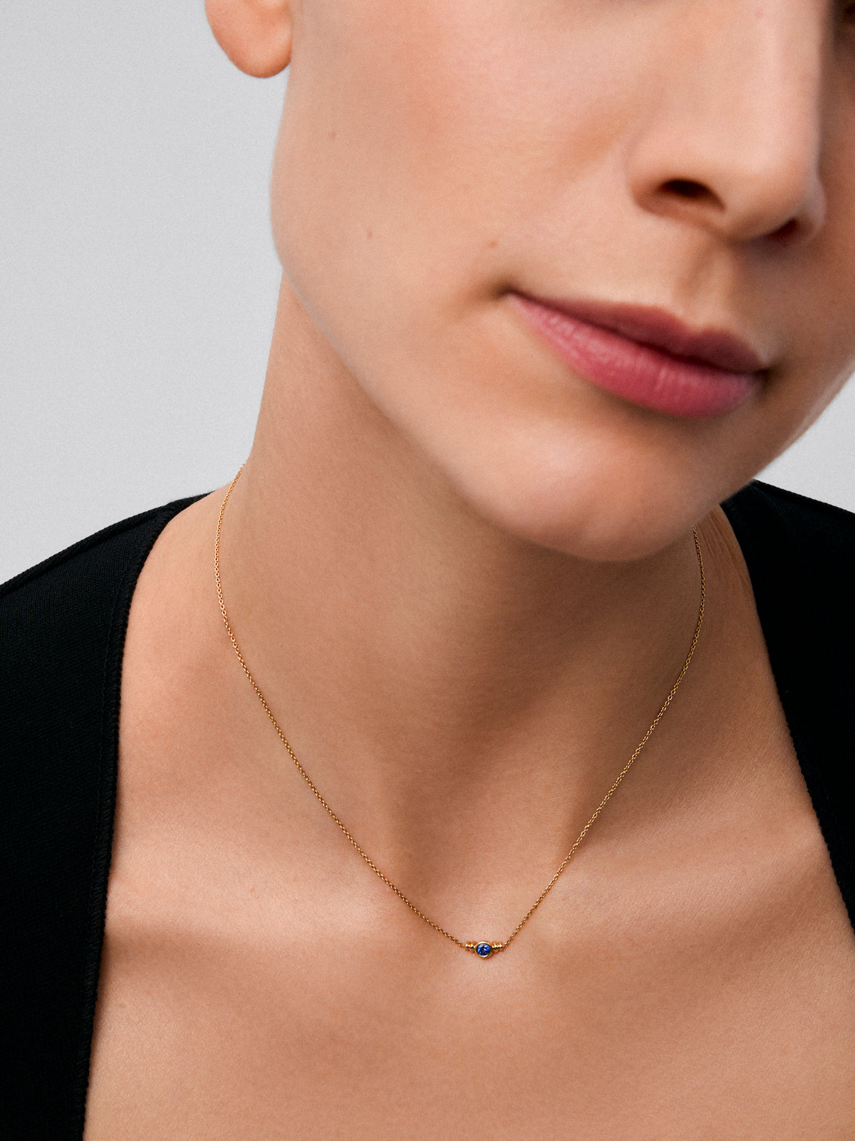 Colgante de oro amarillo de 18K con zafiro en talla brillante de 0,1cts 