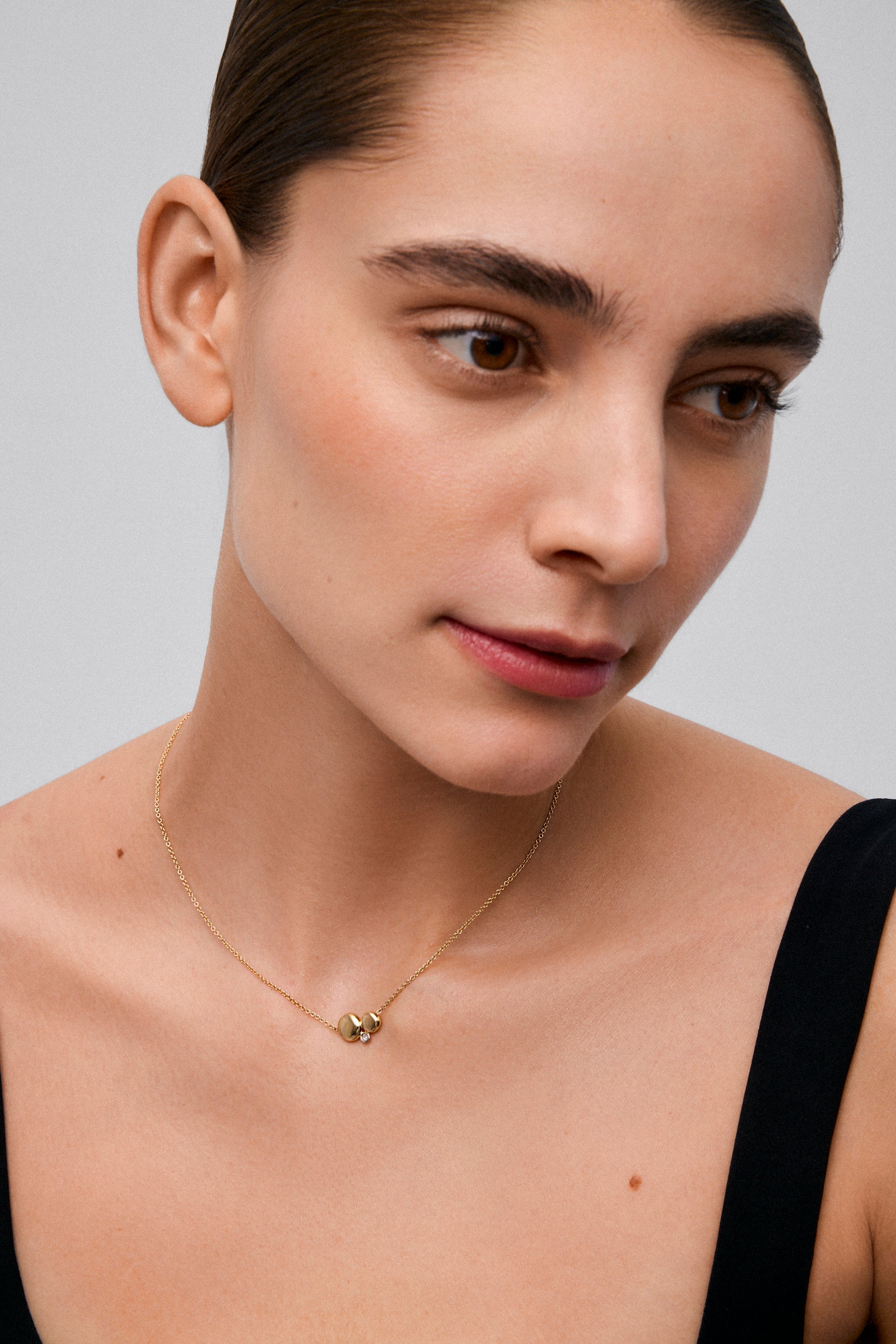 Colgante de oro amarillo de 18K con diamante de 0,03 cts y motivos de esferas