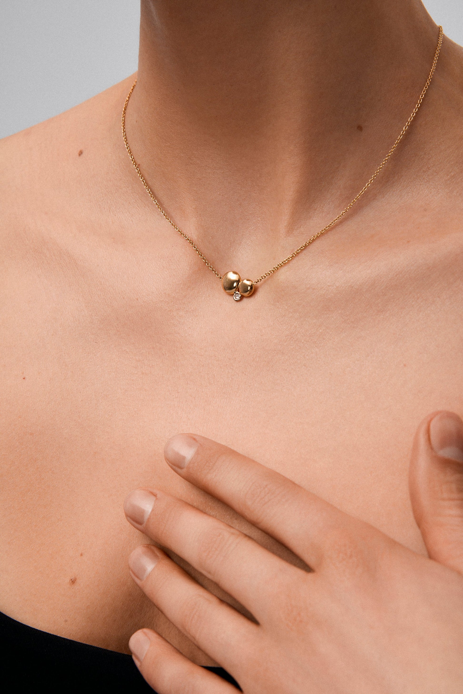 Colgante de oro amarillo de 18K con diamante de 0,03 cts y motivos de esferas