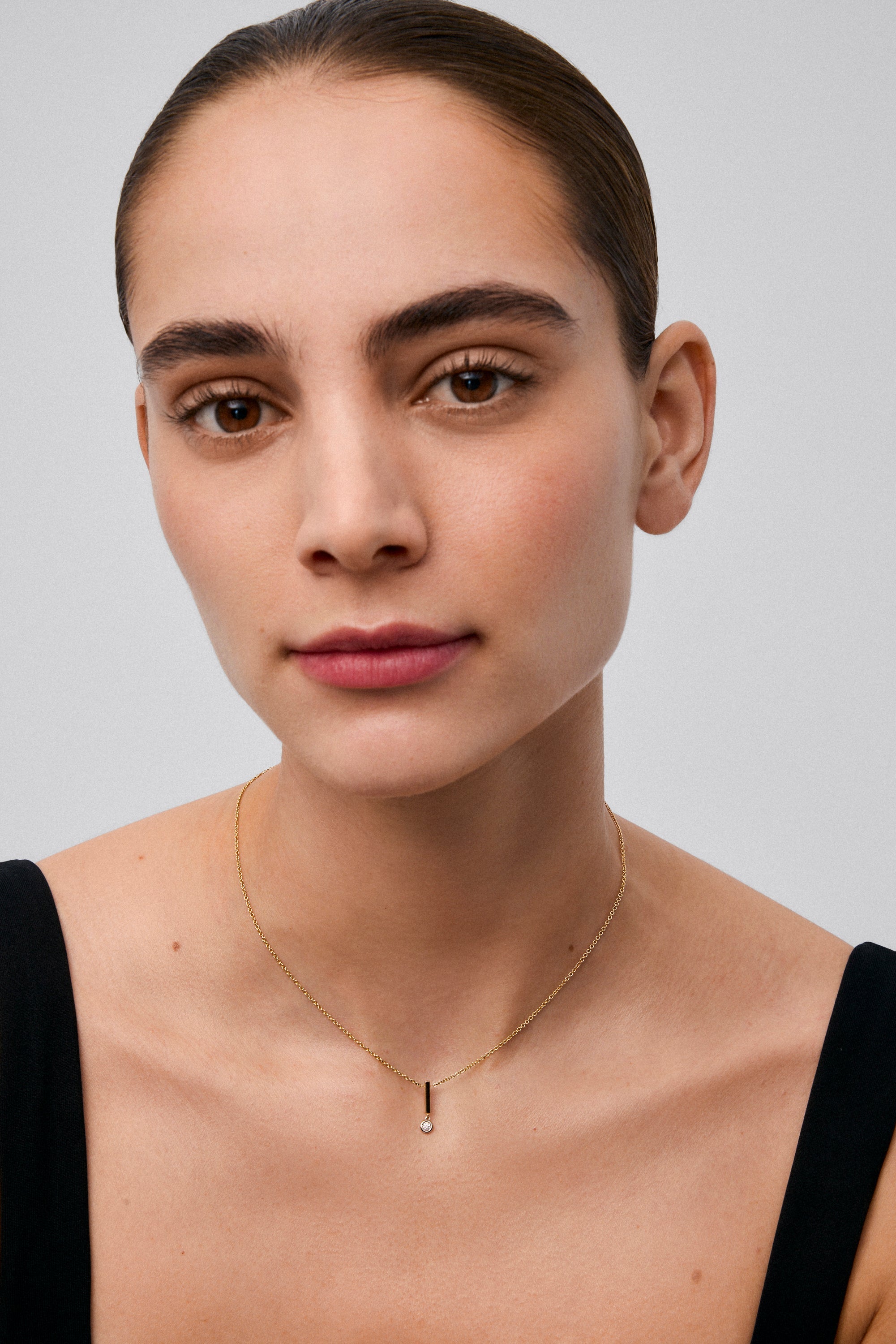 Colgante de oro amarillo de 18K con diamante en talla brillante de 0,06 cts