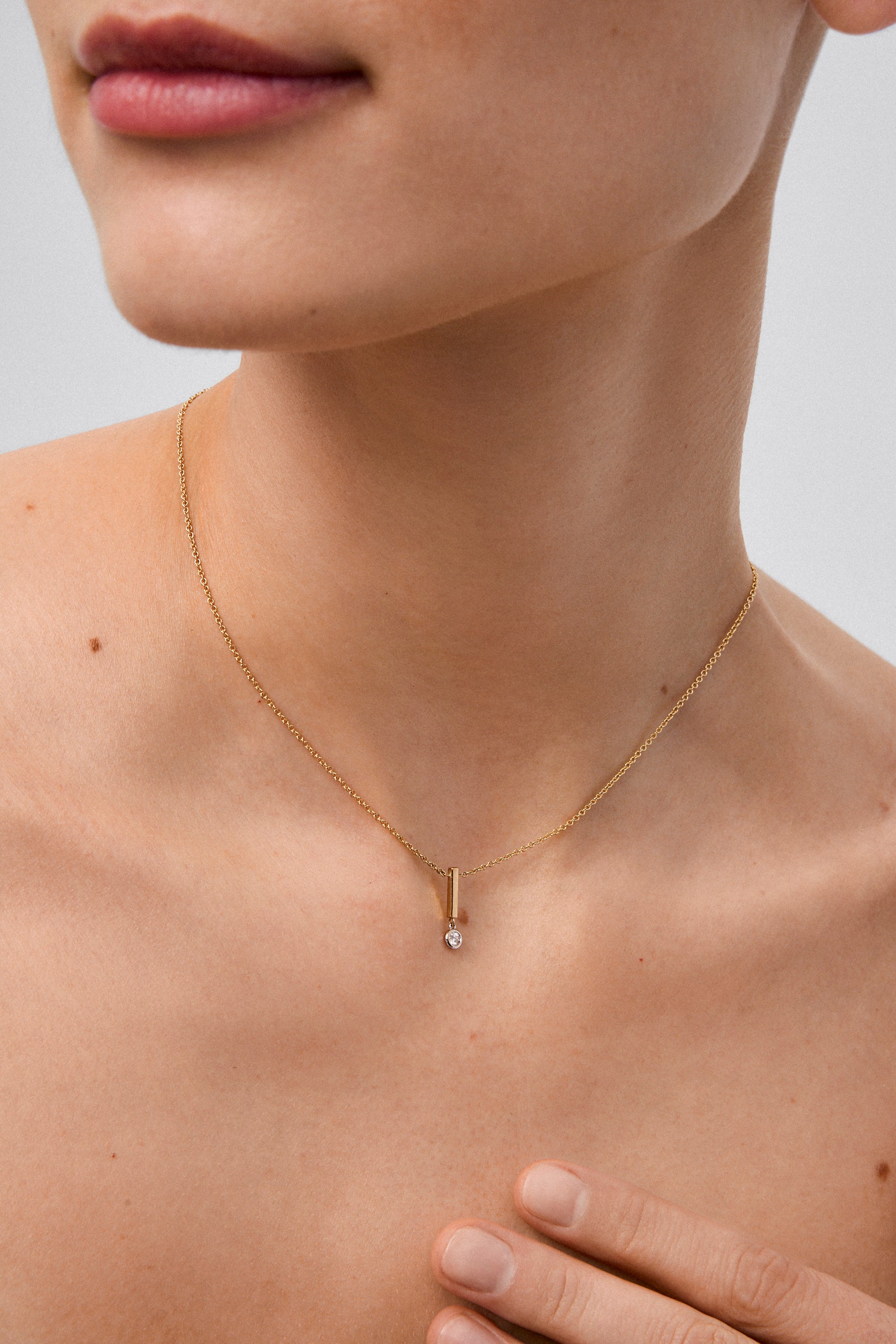 Colgante de oro amarillo de 18K con diamante en talla brillante de 0,06 cts