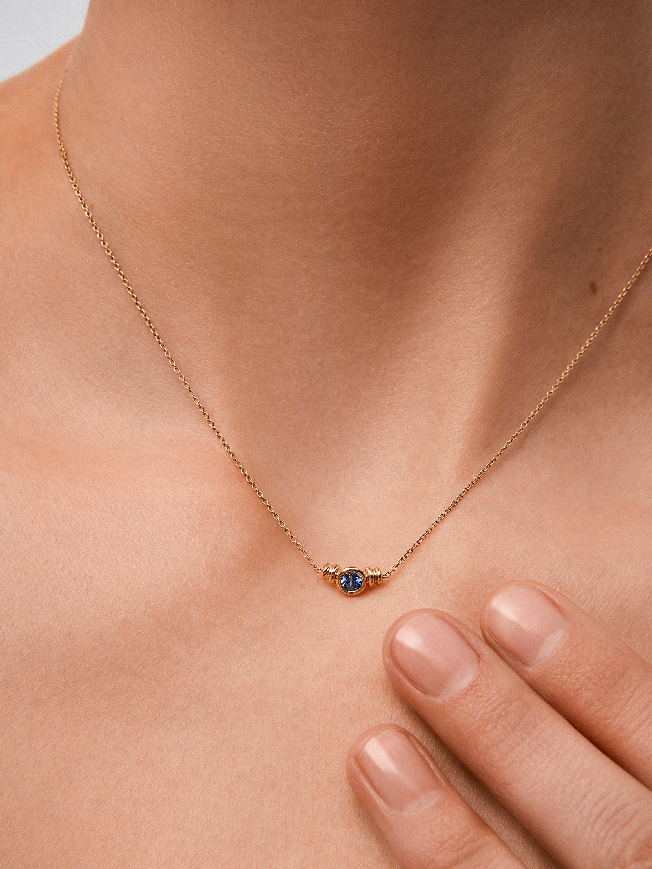 Colgante de oro amarillo de 18K con zafiro azul en talla brillante de 0,15 cts