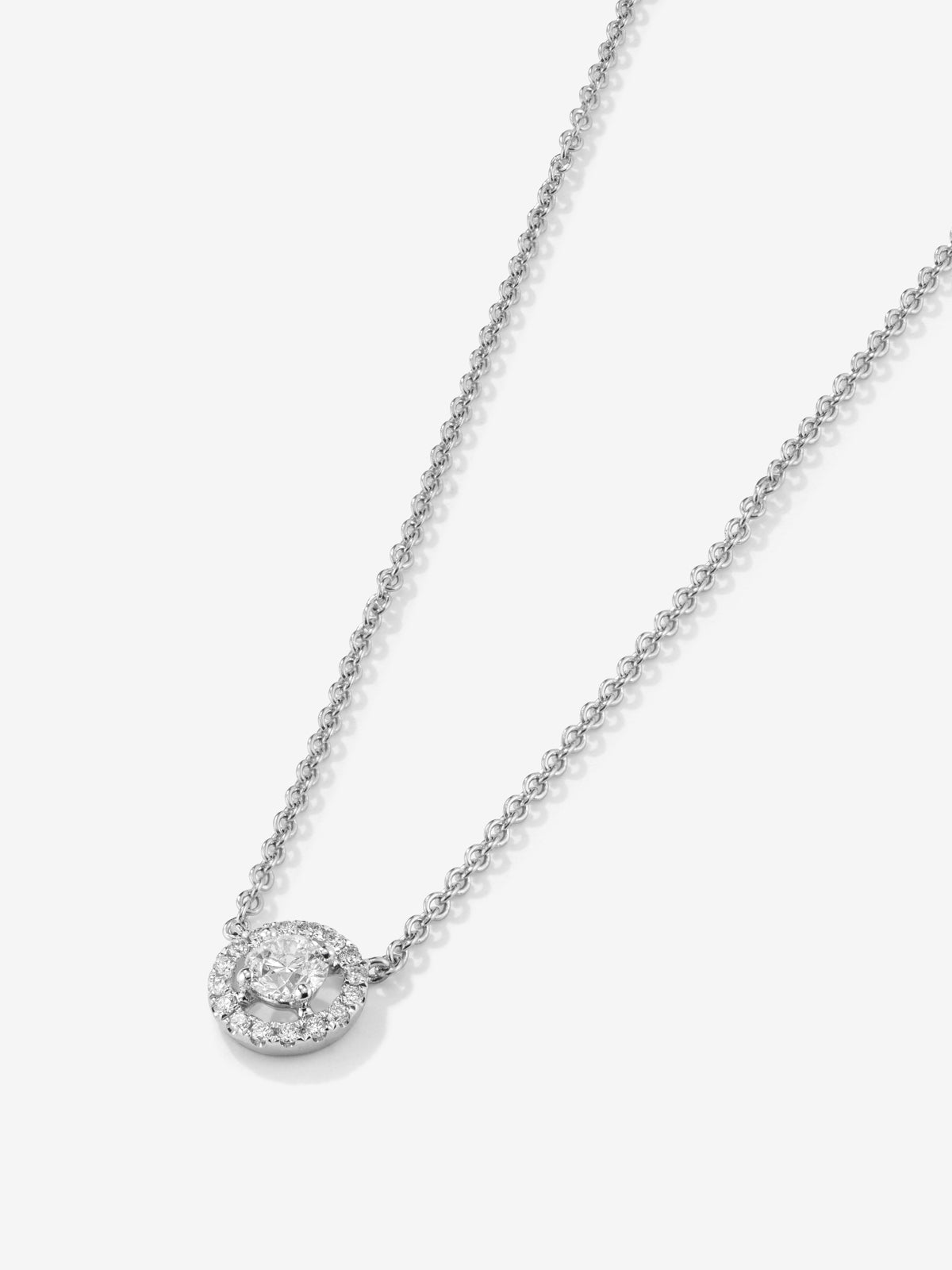 Colgante cadena de oro blanco de 18K con diamante solitario y orla de diamantes