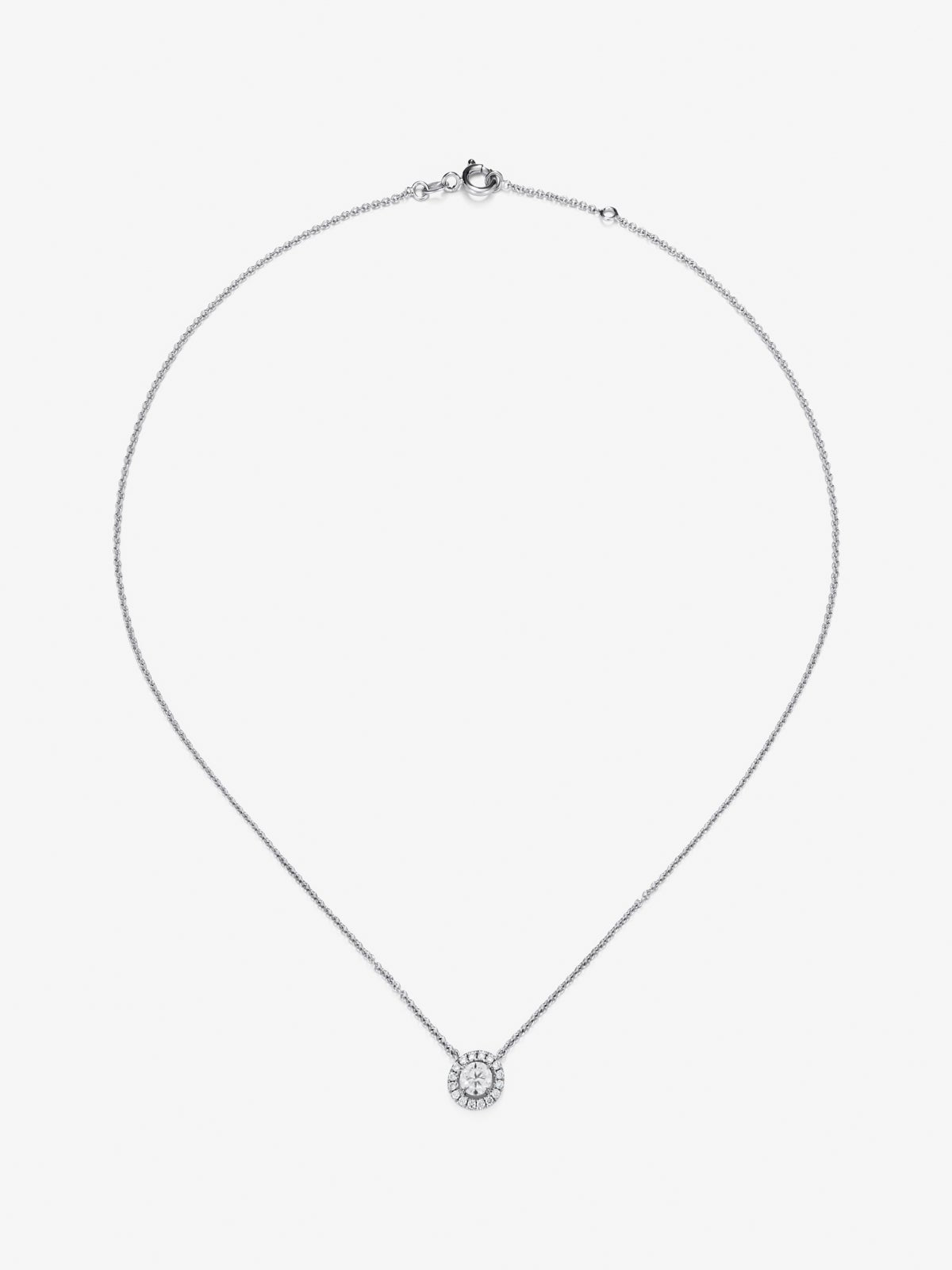 Colgante cadena de oro blanco de 18K con diamante solitario y orla de diamantes