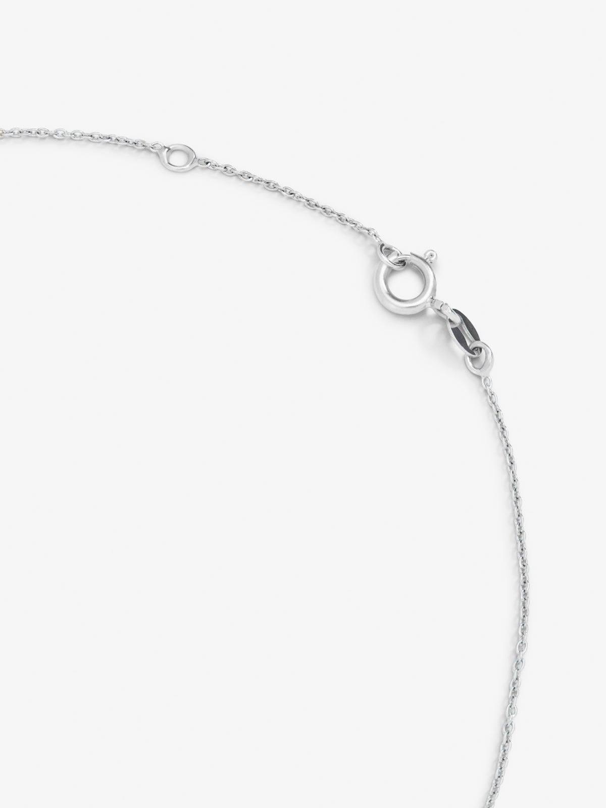 Colgante cadena de oro blanco de 18K con diamante solitario y orla de diamantes