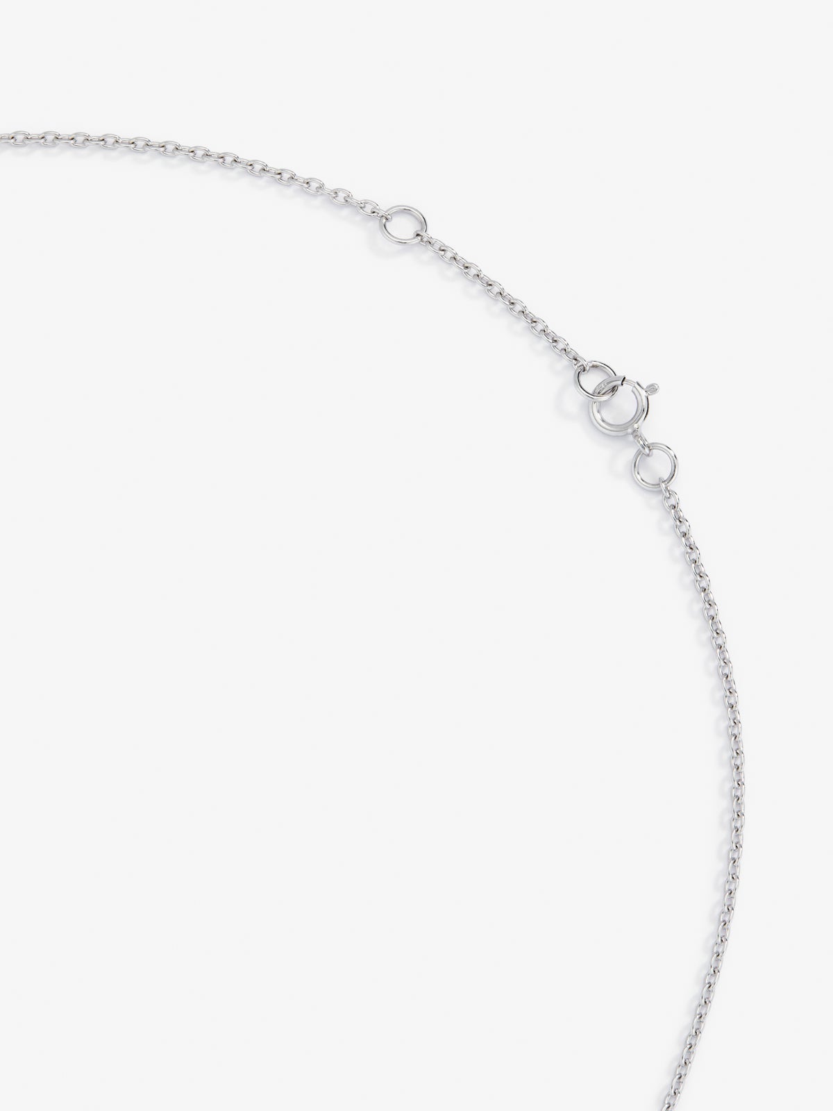 Colgante de oro blanco de 18K con zafiro azul en talla brillante de 0,23 cts y orla de 10 diamantes en talla brillante con un total de 0,07 cts