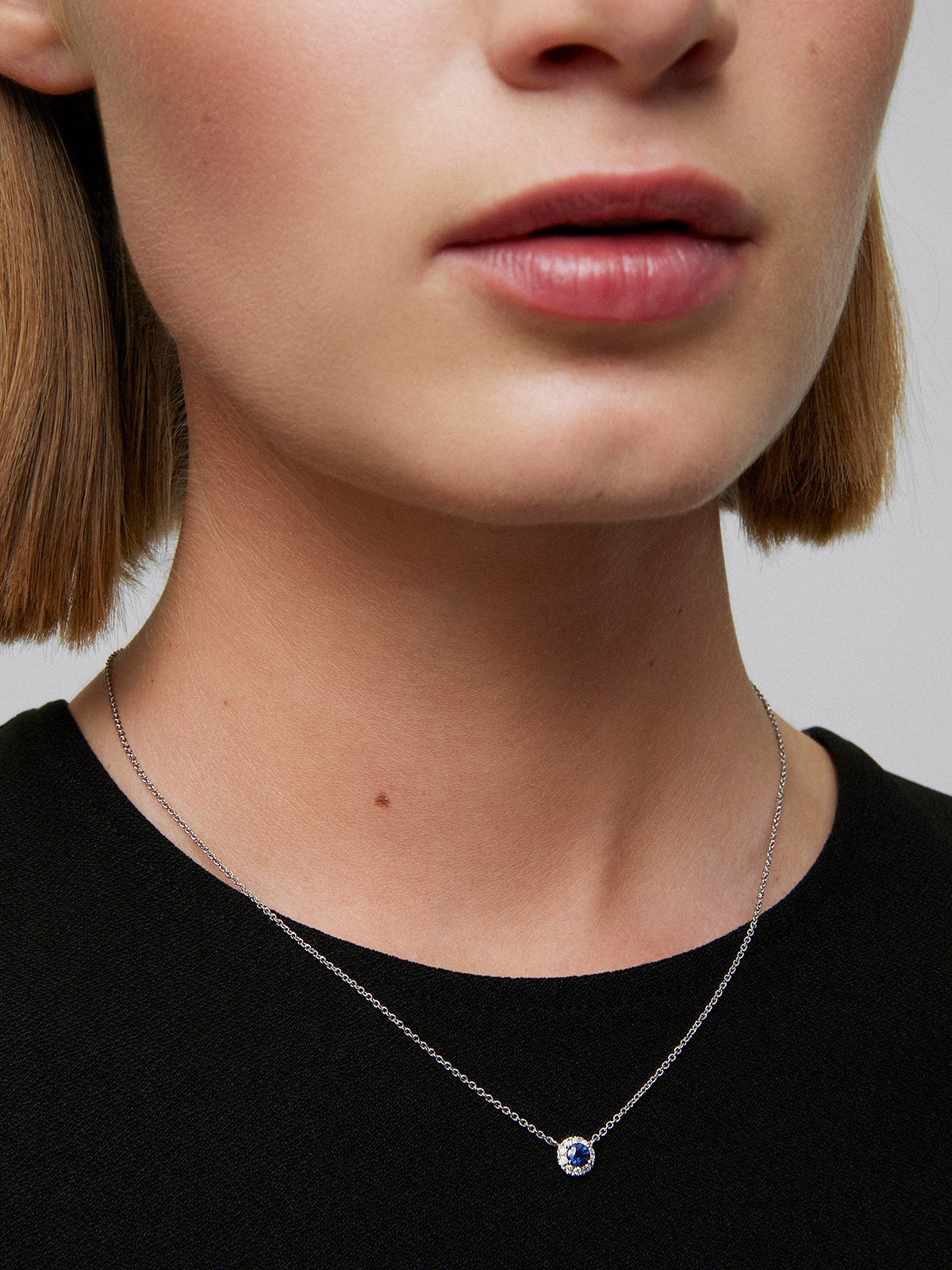 Colgante de oro blanco de 18K con zafiro azul en talla brillante y diamantes 