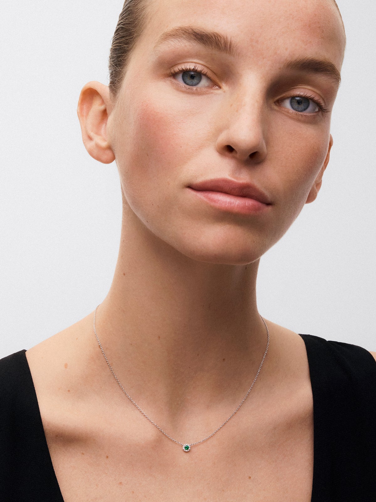 Colgante de oro blanco de 18K con esmeralda y diamantes