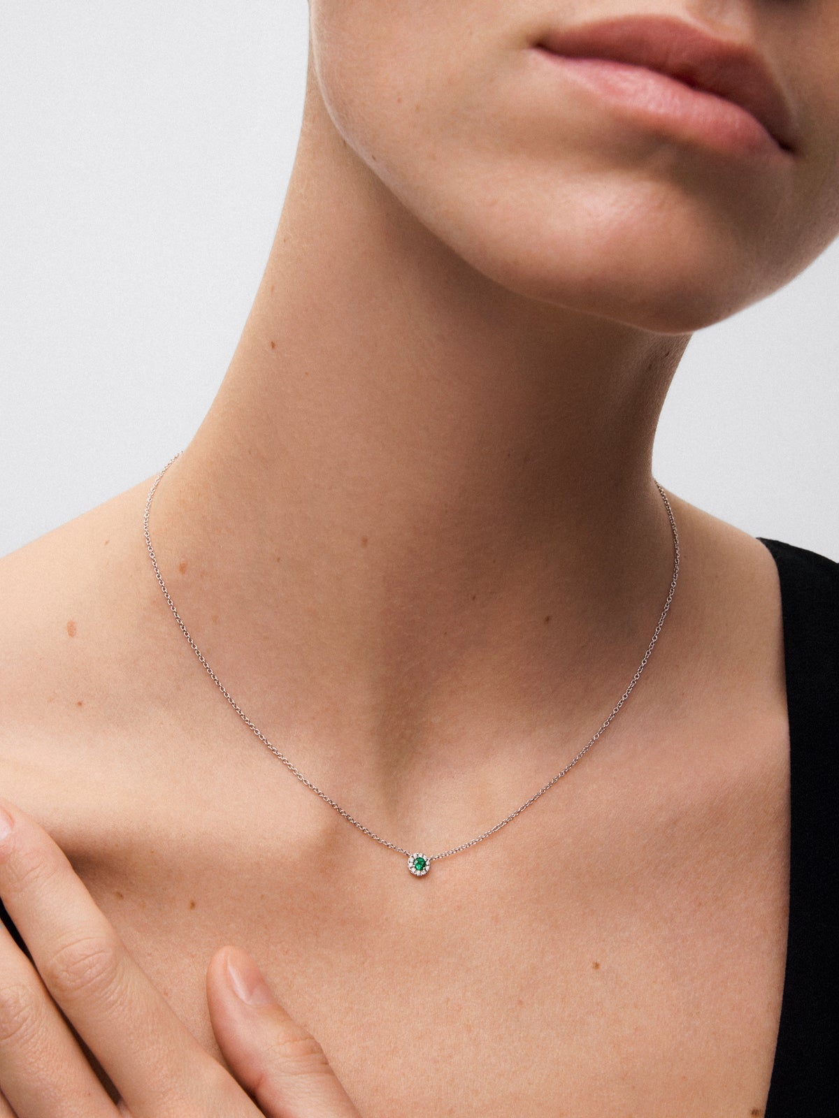 Colgante de oro blanco de 18K con esmeralda y diamantes