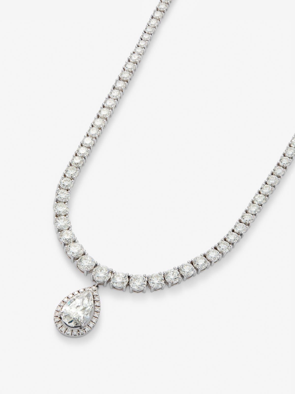 Colgante de oro blanco de 18K con diamantes