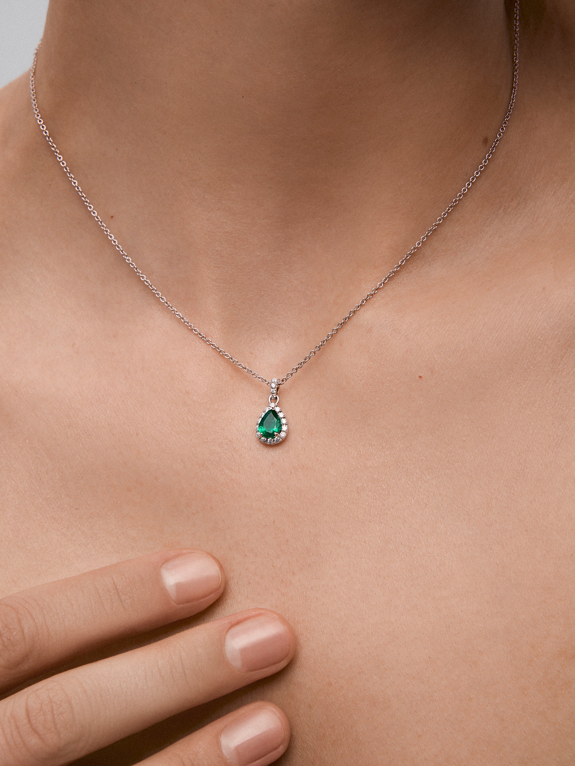 18K white gold pendant with emerald and brilliant-cut diamonds totaling 0.15 cts