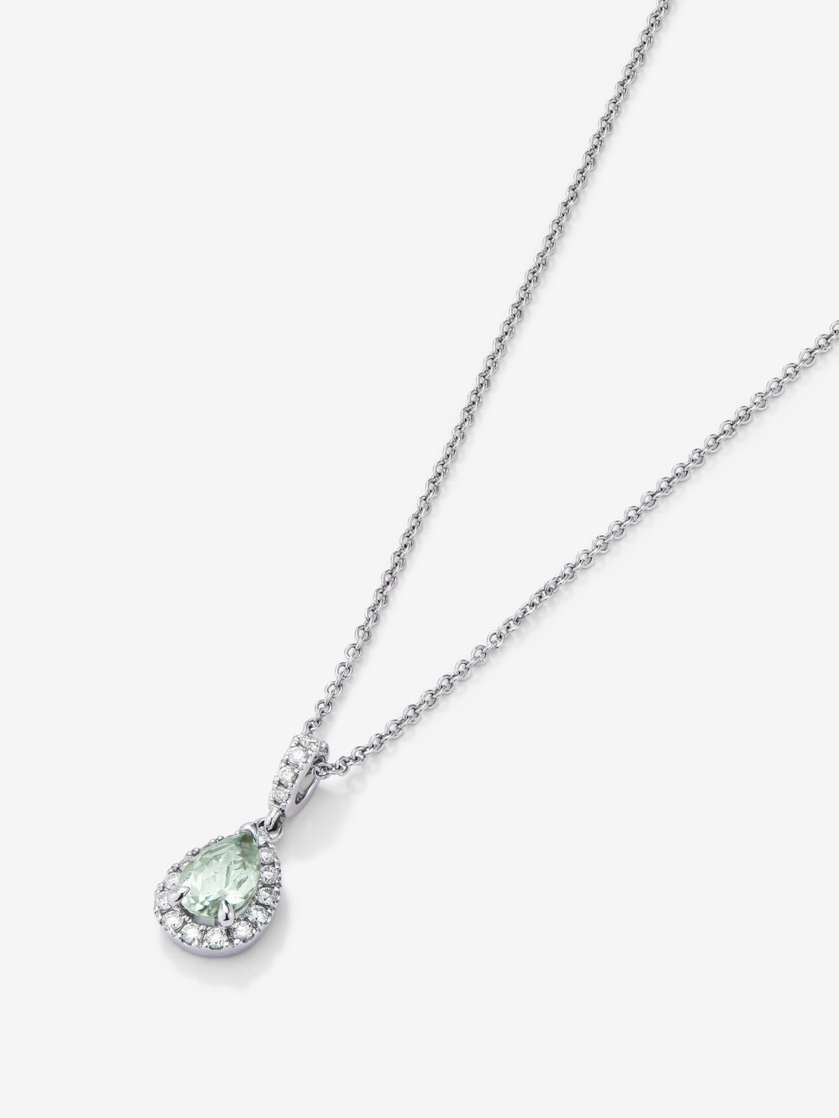 Colgante de oro blanco de 18K con amatista verde en talla pera de 0,68 cts y 18 diamantes en talla brillante con un total de 0,2 cts