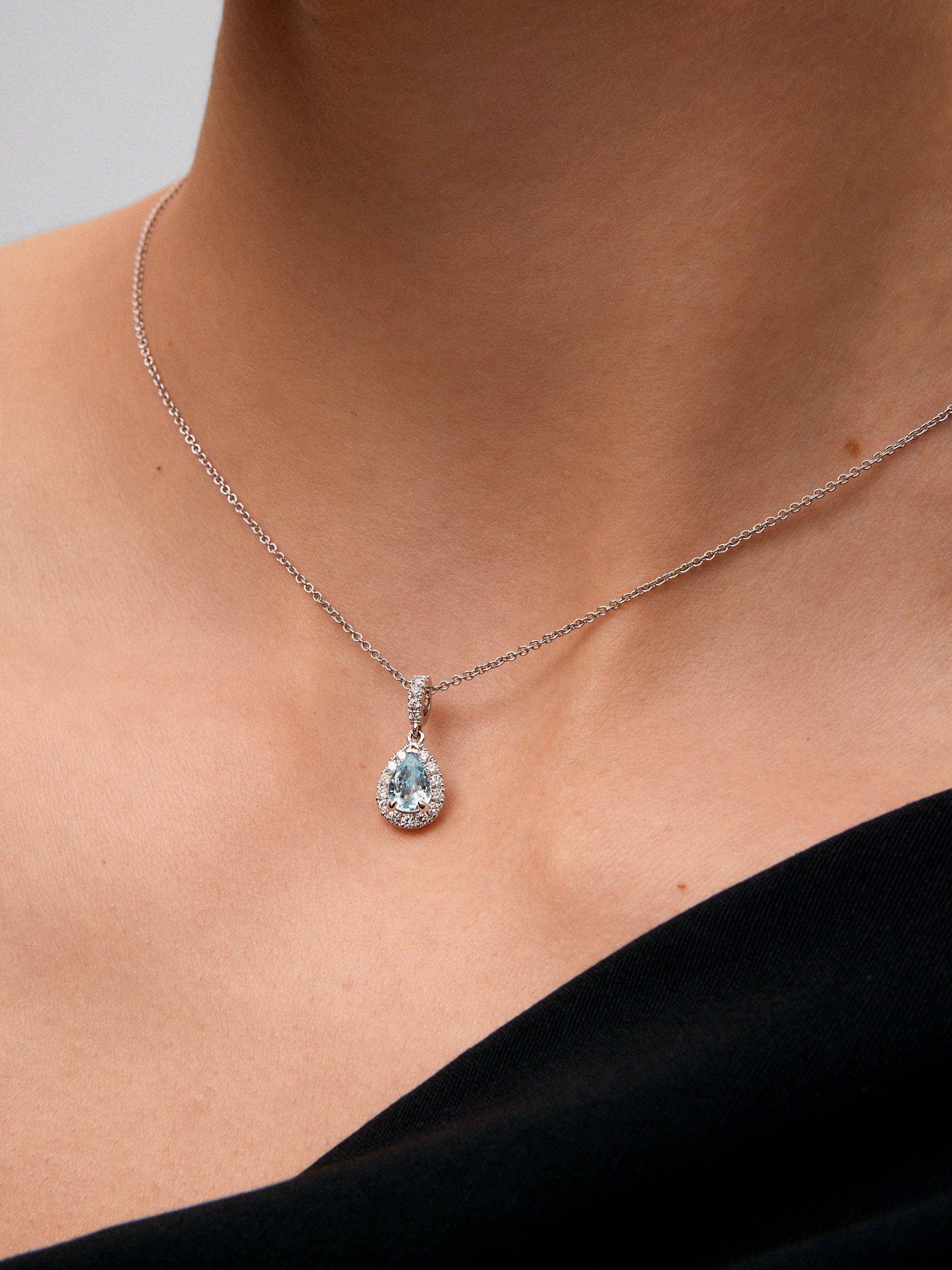 Colgante cadena de oro blanco de 18K con topacio