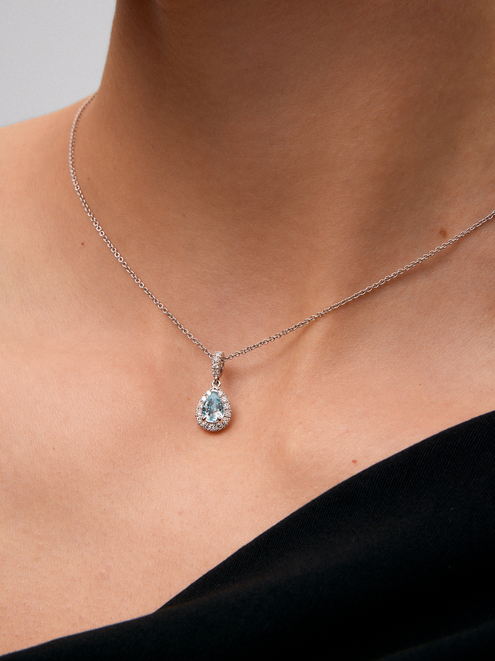 Colgante cadena de oro blanco de 18K con topacio